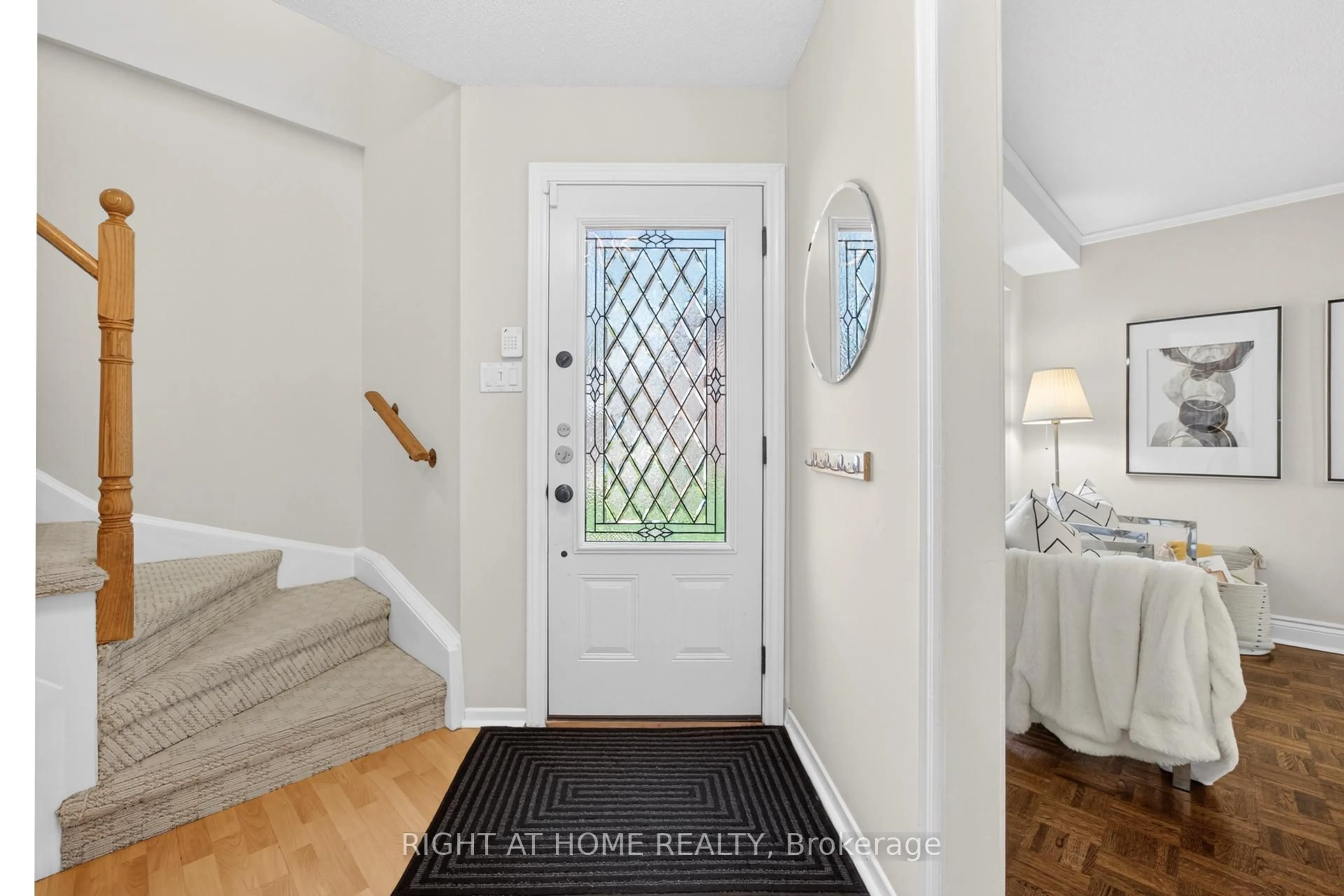Indoor entryway for 45 Lansbury Crt, Vaughan Ontario L4J 5K1