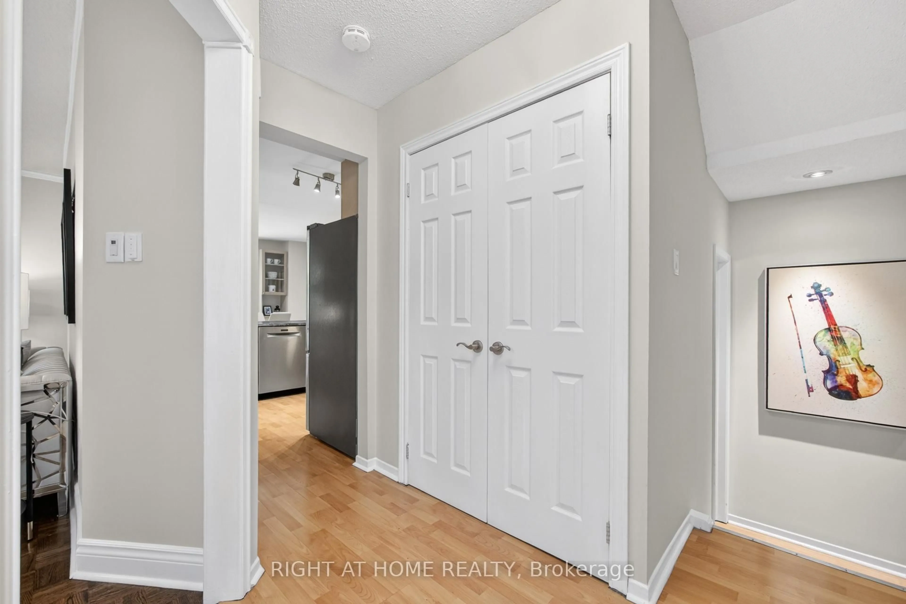 Indoor entryway for 45 Lansbury Crt, Vaughan Ontario L4J 5K1