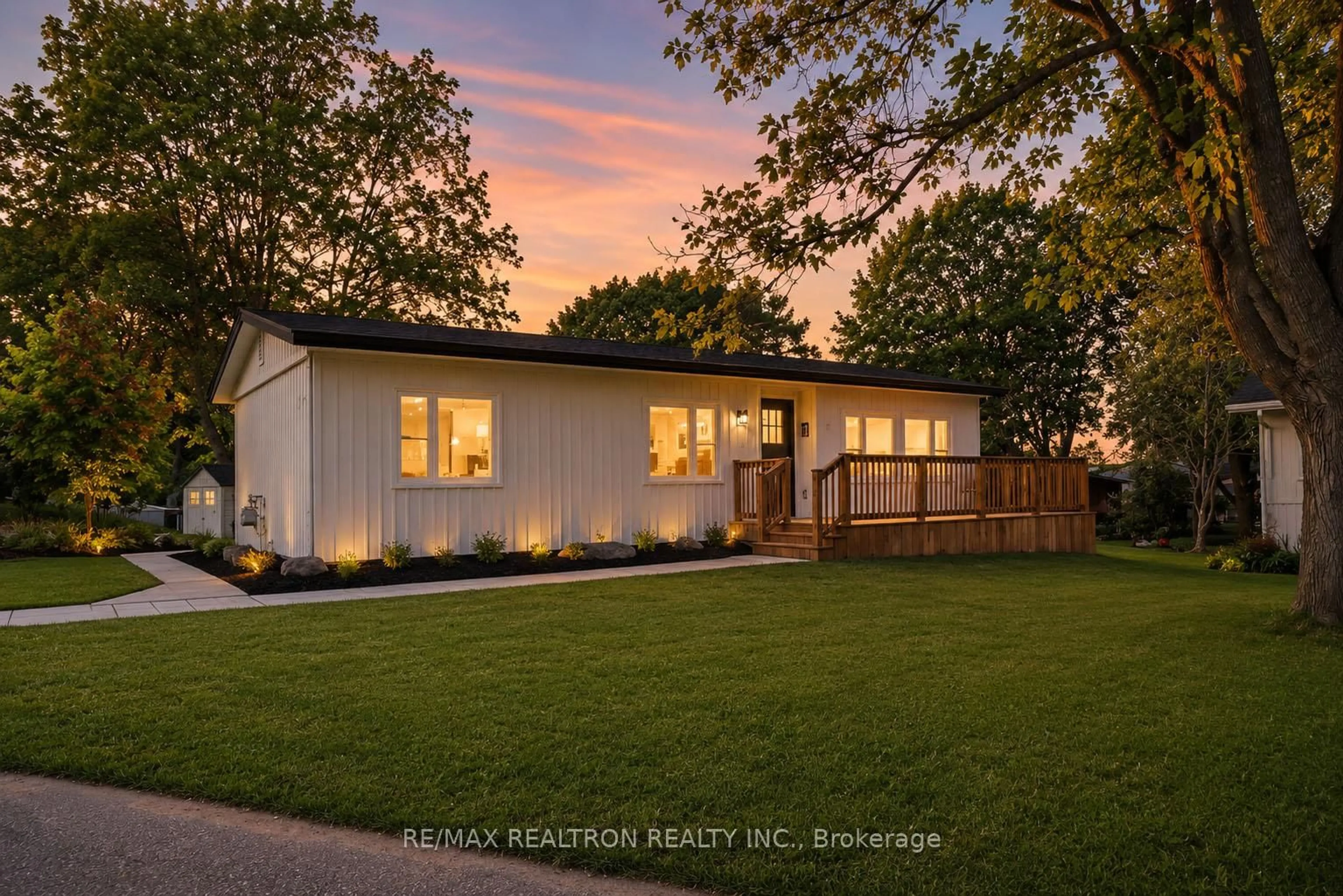 Home with vinyl exterior material, street for 41 Trefoil Dr, Innisfil Ontario L9S 1P7