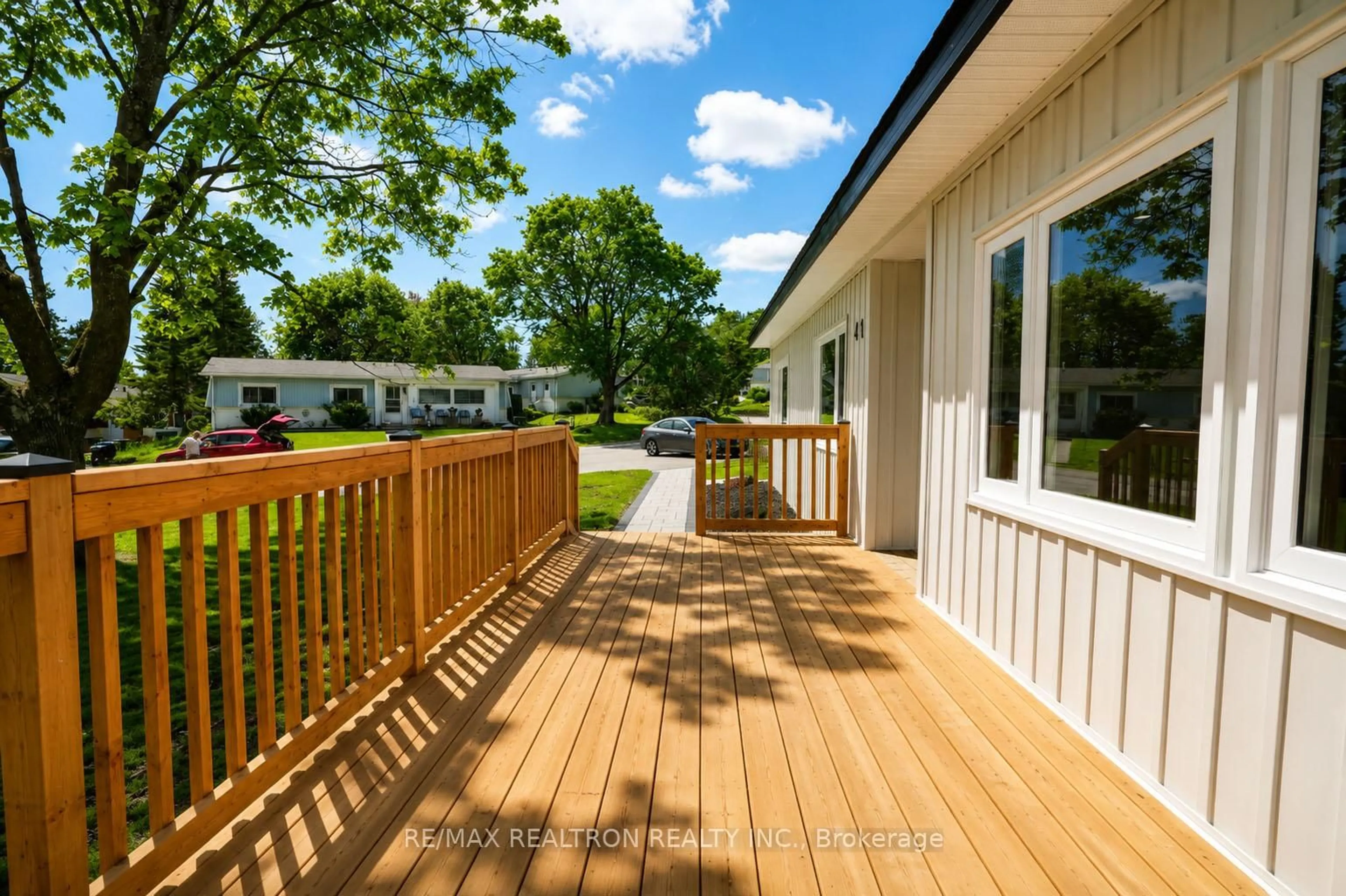 Patio, street for 41 Trefoil Dr, Innisfil Ontario L9S 1P7
