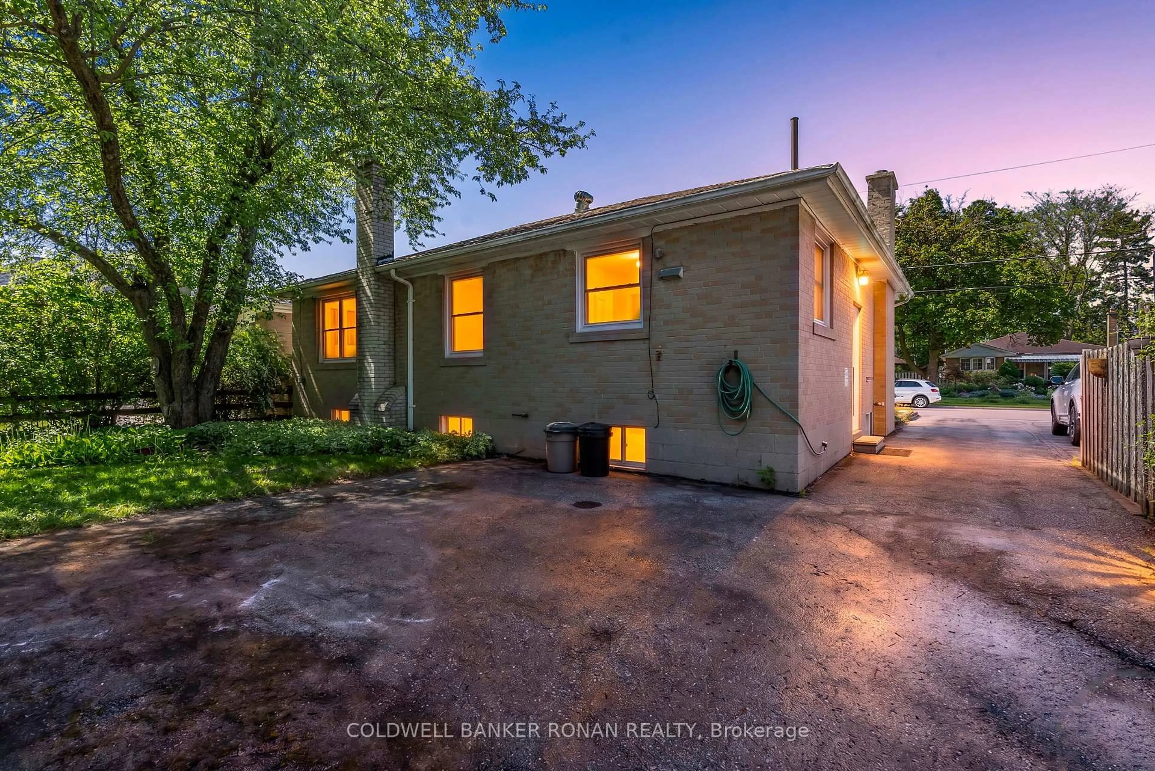 A pic from outside/outdoor area/front of a property/back of a property/a pic from drone, street for 48 Cartier Cres, Richmond Hill Ontario L4C 2N2
