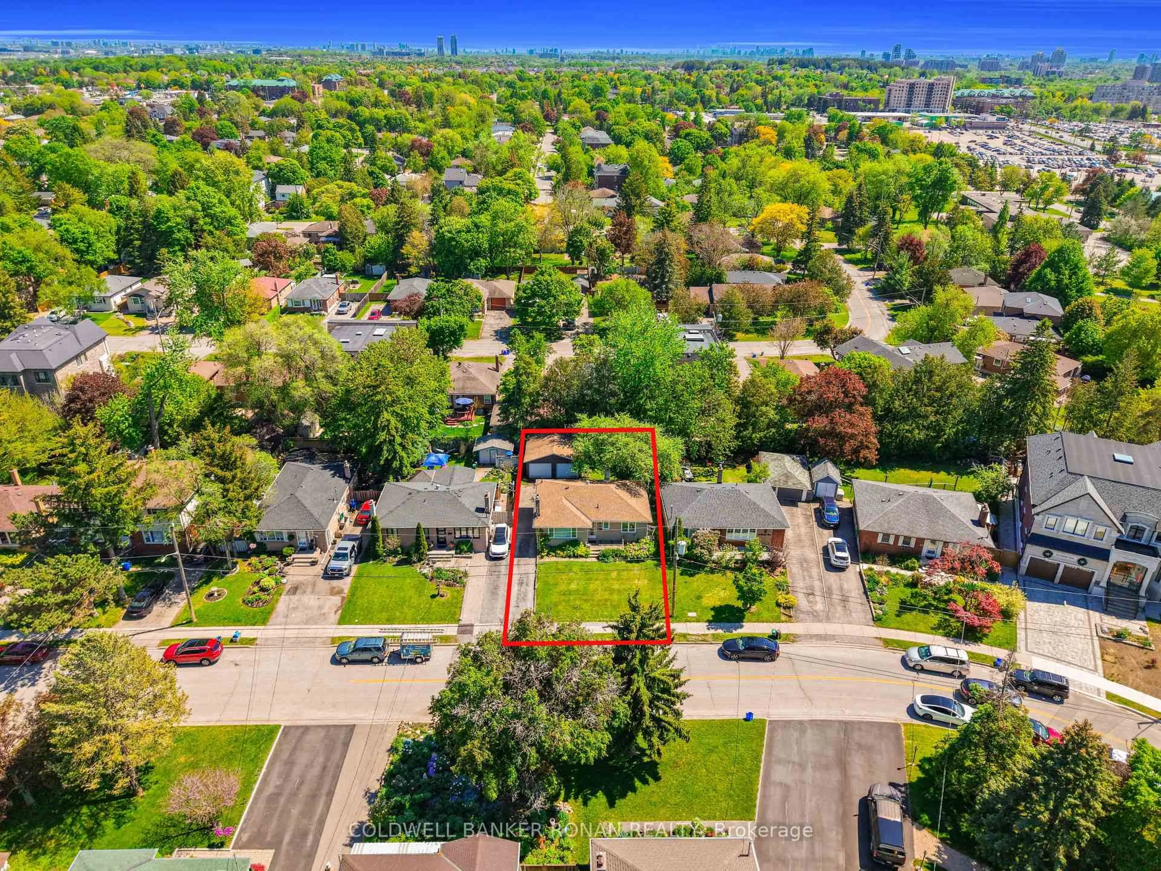 A pic from outside/outdoor area/front of a property/back of a property/a pic from drone, street for 48 Cartier Cres, Richmond Hill Ontario L4C 2N2