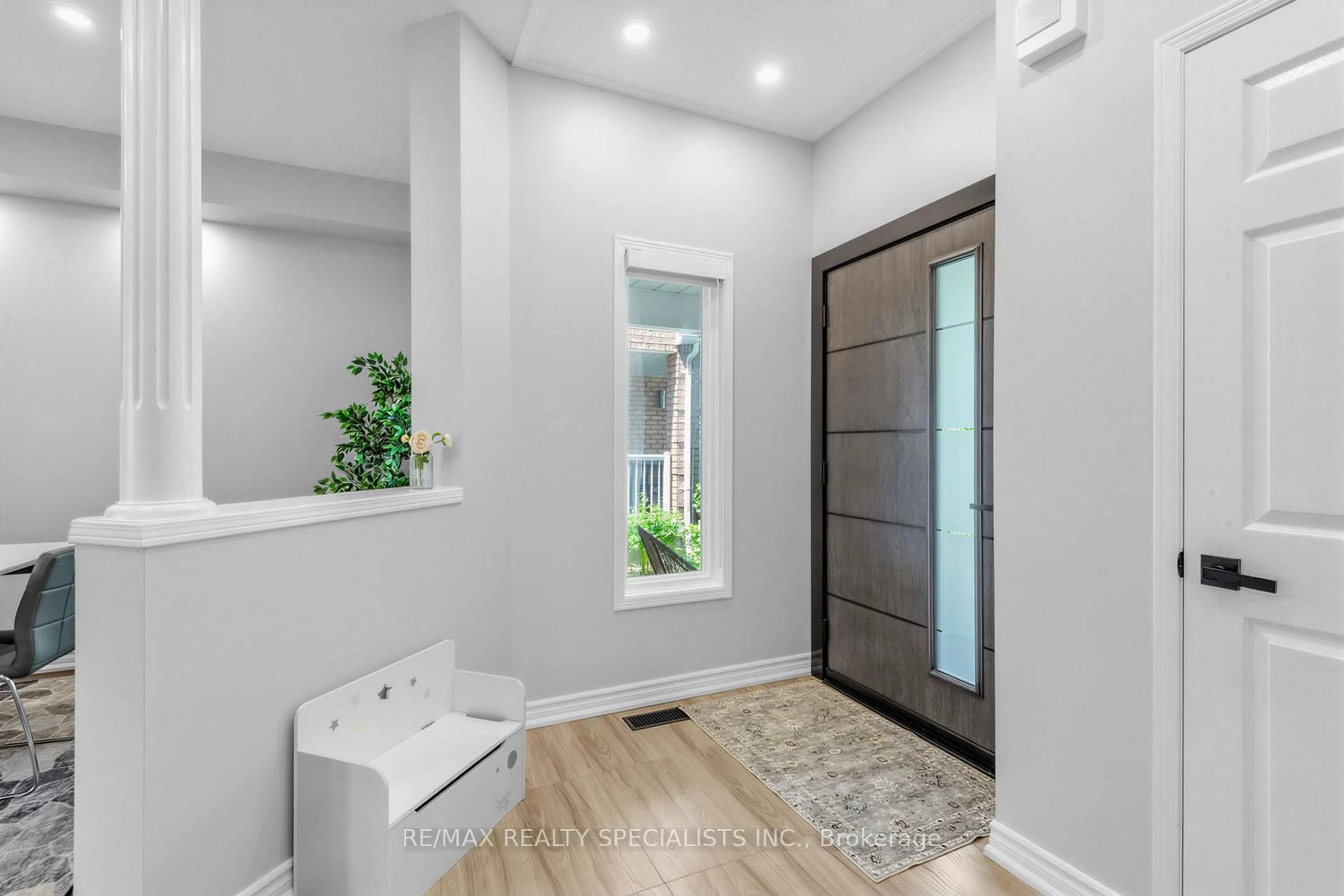 Indoor entryway for 248 Hoover Park Dr, Whitchurch-Stouffville Ontario L4A 1L1