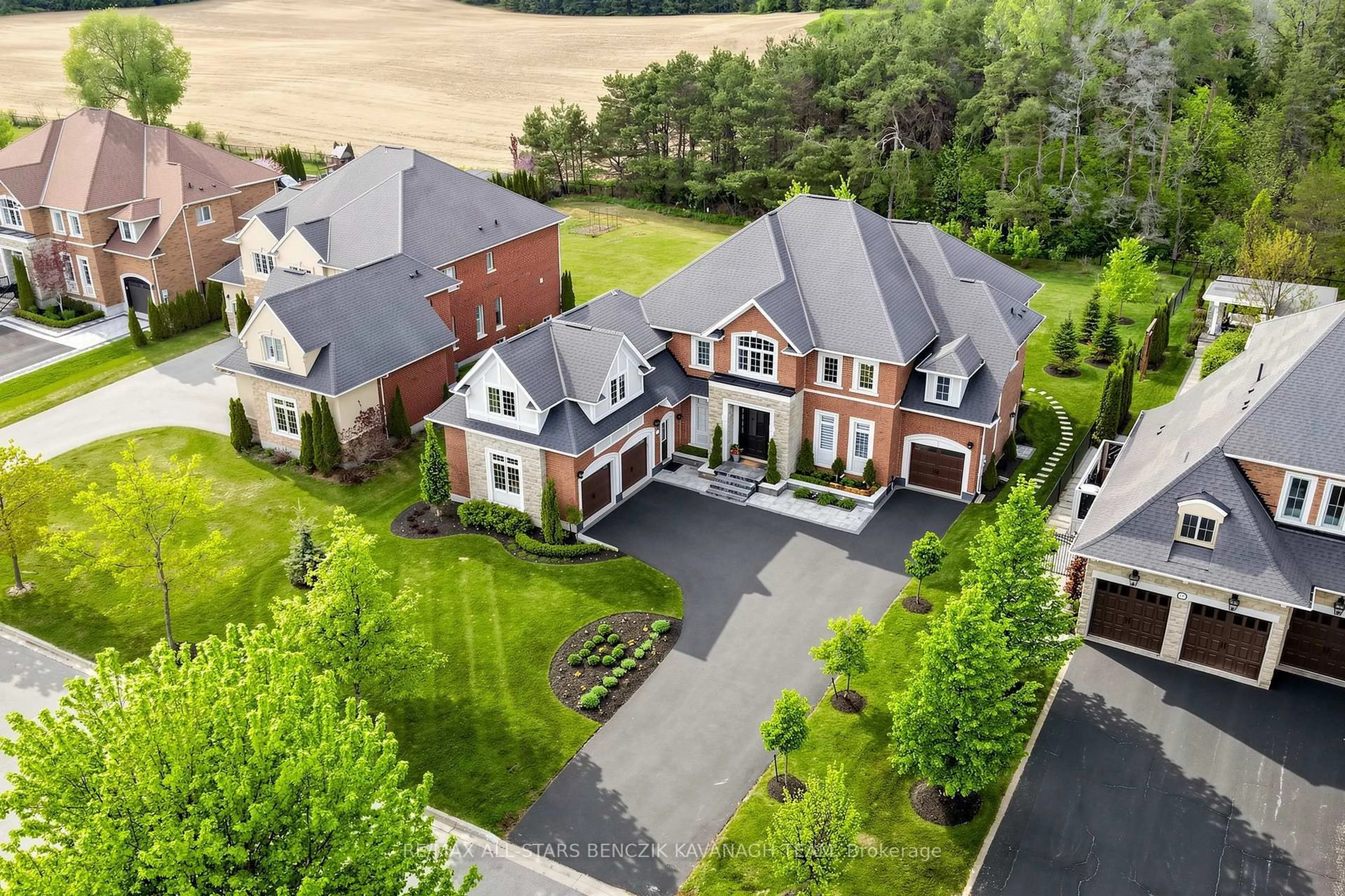 A pic from outside/outdoor area/front of a property/back of a property/a pic from drone, unknown for 18 Wyndance Way, Uxbridge Ontario L9P 0B8