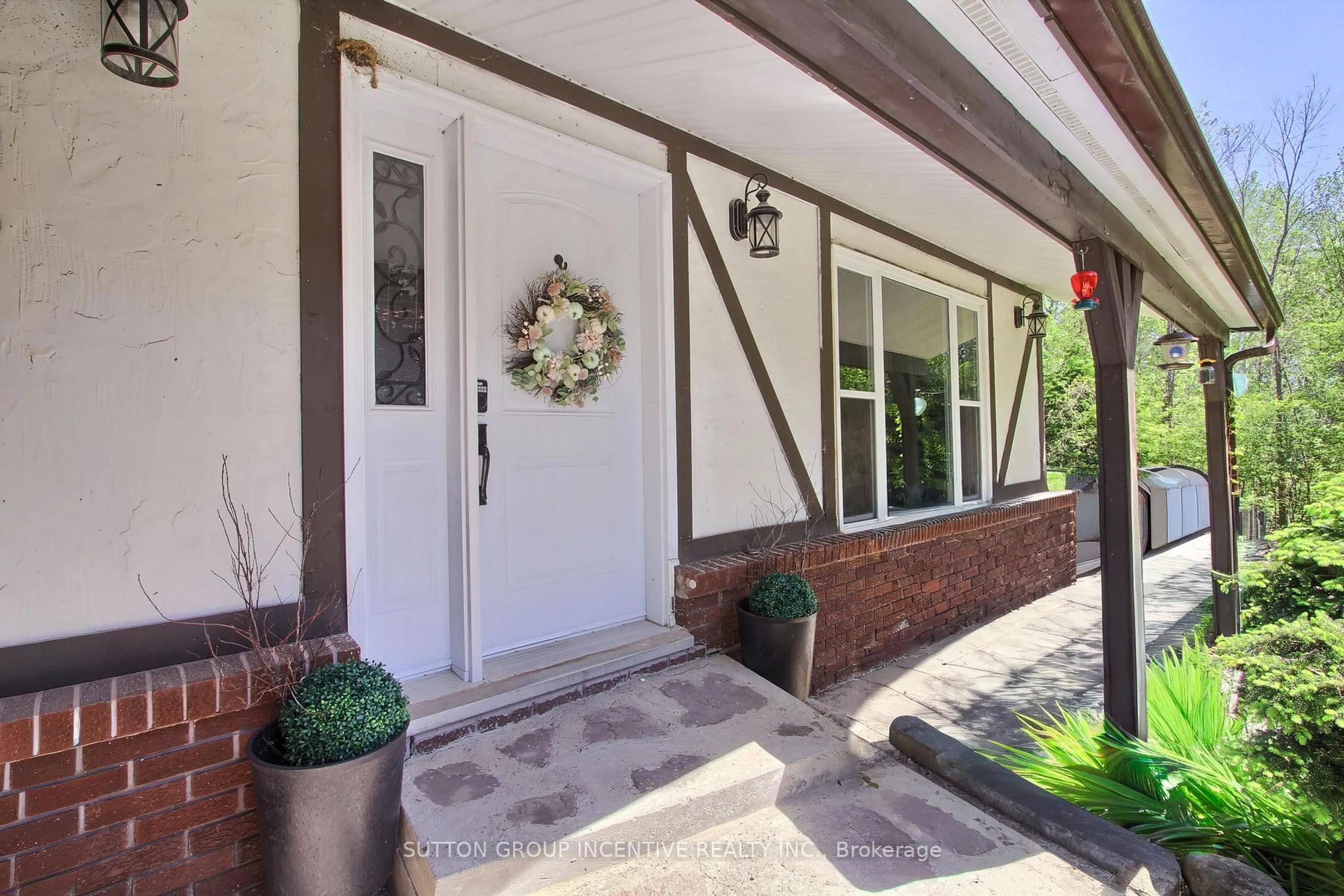 Indoor entryway for 6028 Old Homestead Rd, Georgina Ontario L0E 1R0
