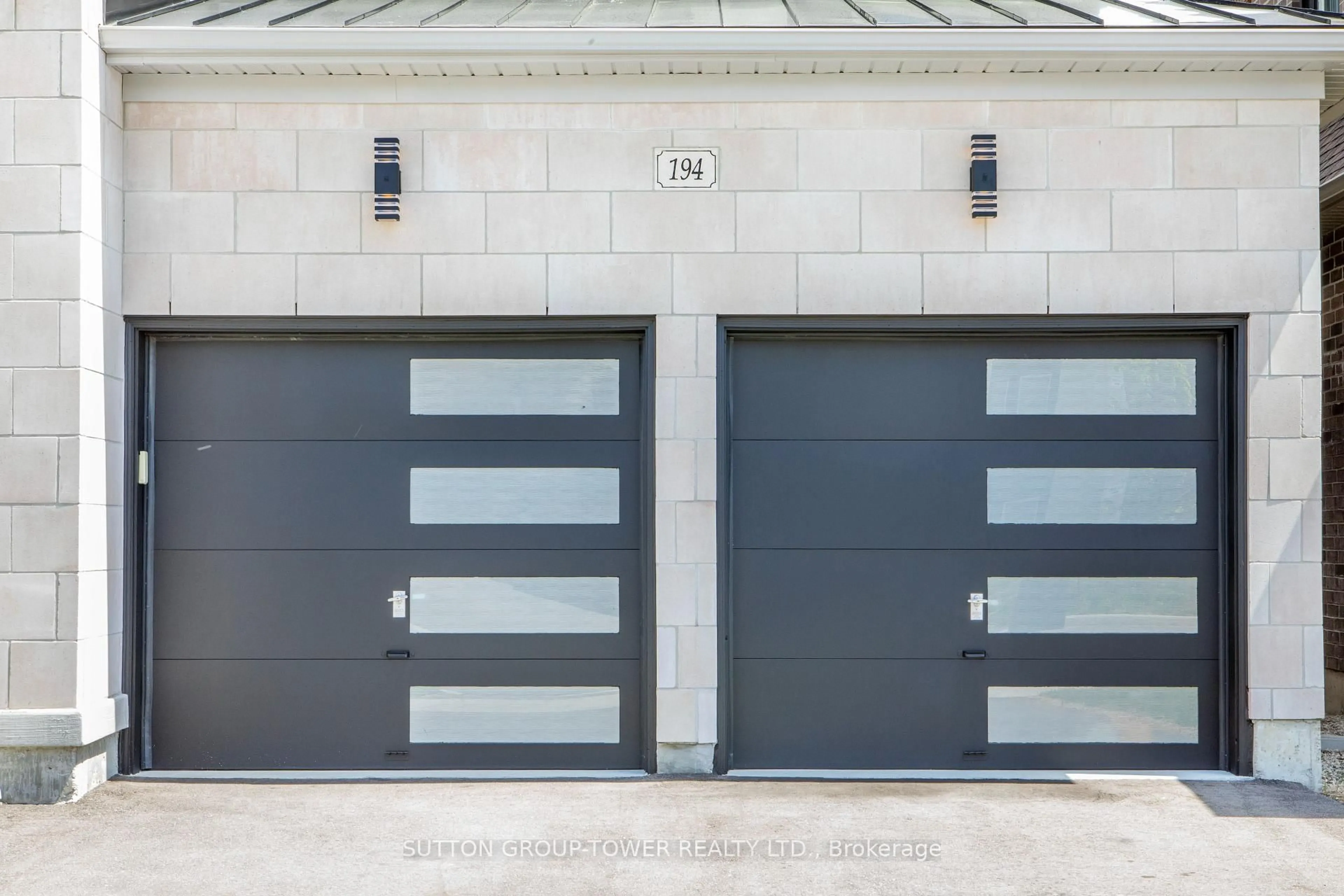 Indoor garage for 194 Ferragine Cres, Bradford West Gwillimbury Ontario L3Z 4K1