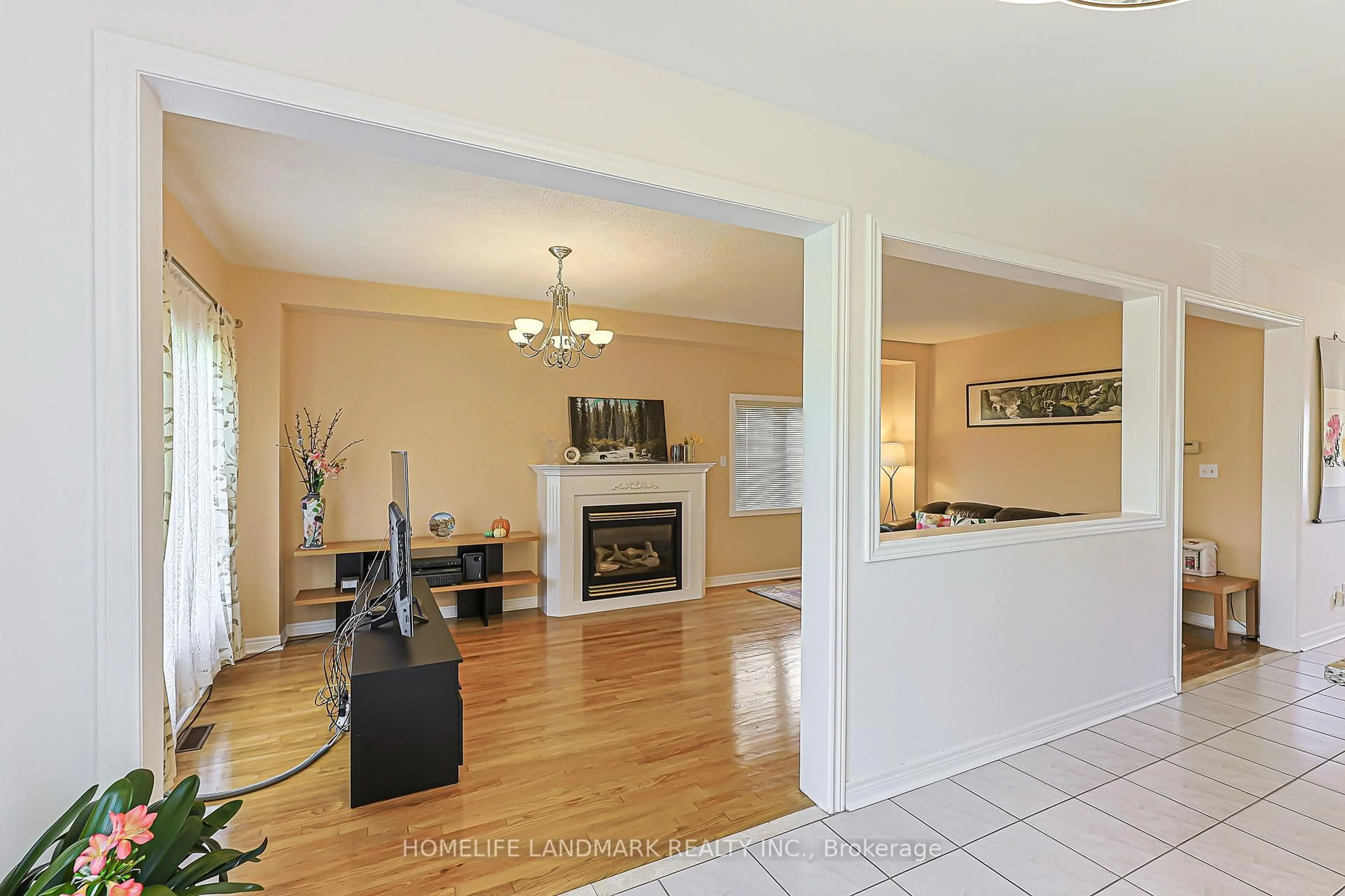 Indoor foyer for 81 Eastpine Dr, Markham Ontario L3R 4T2