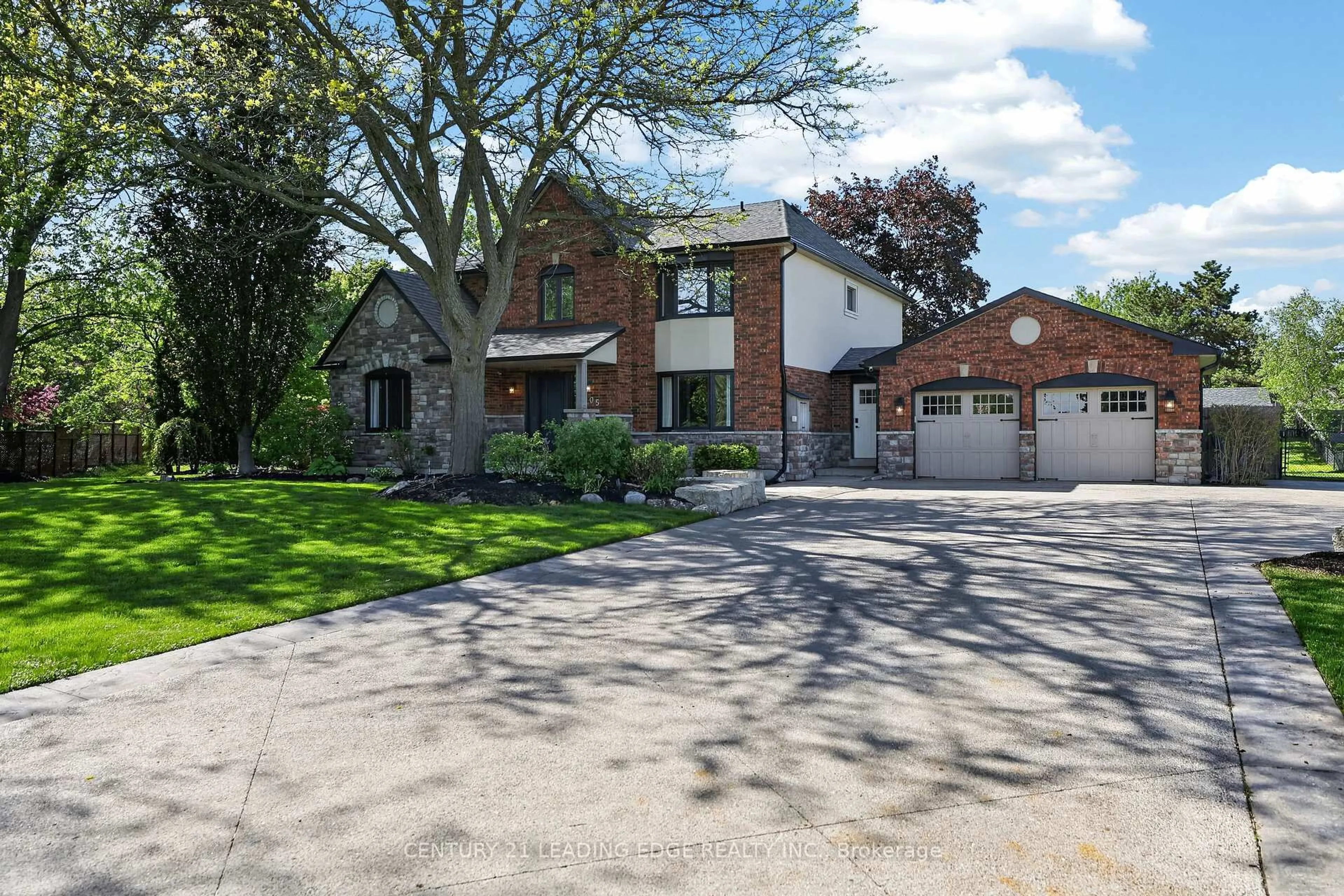 A pic from outside/outdoor area/front of a property/back of a property/a pic from drone, street for 505 Aintree Dr, Whitchurch-Stouffville Ontario L4A 7H5