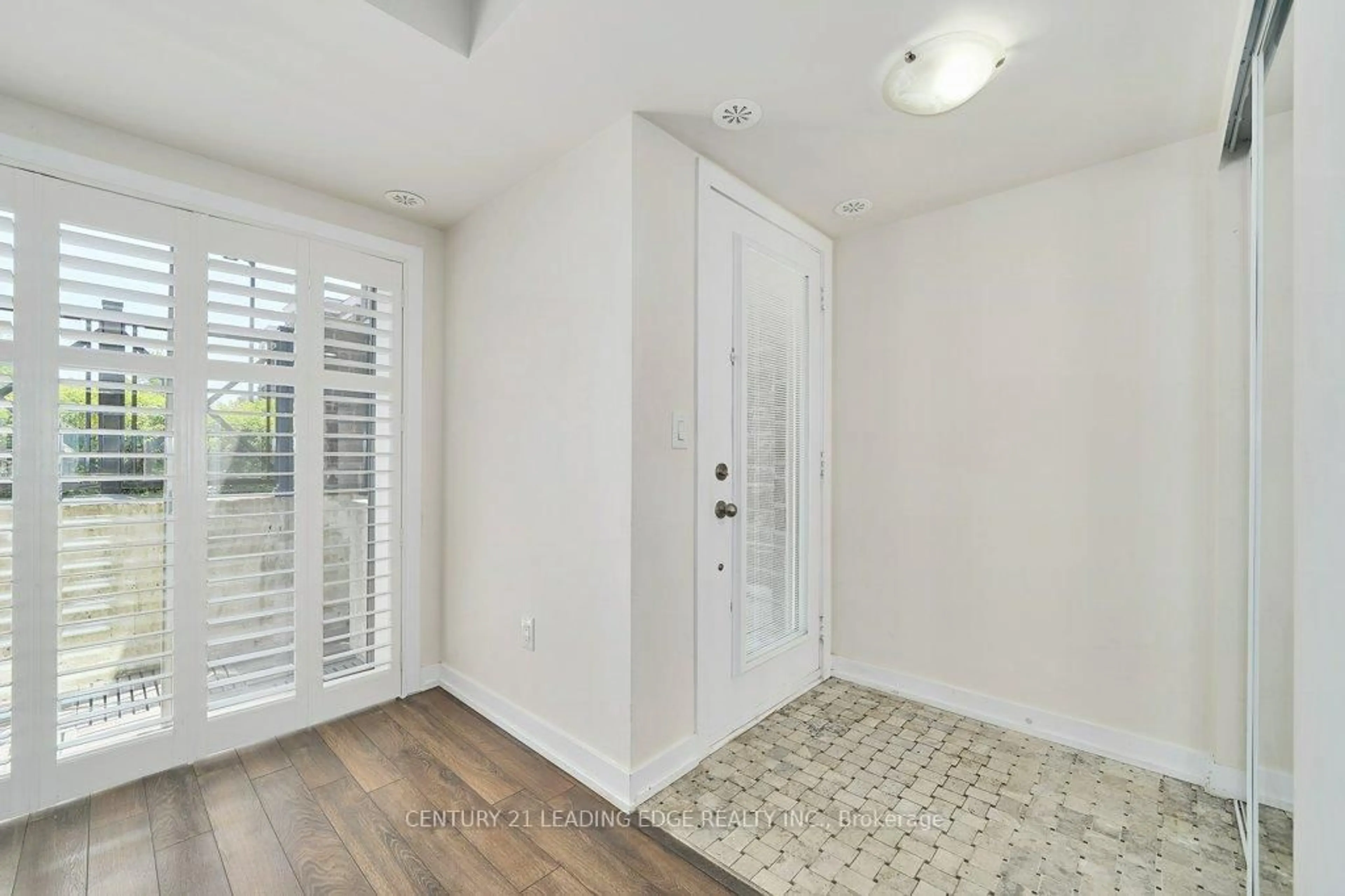 Indoor entryway for 30 Westmeath Lane #2509, Markham Ontario L6B 1N5