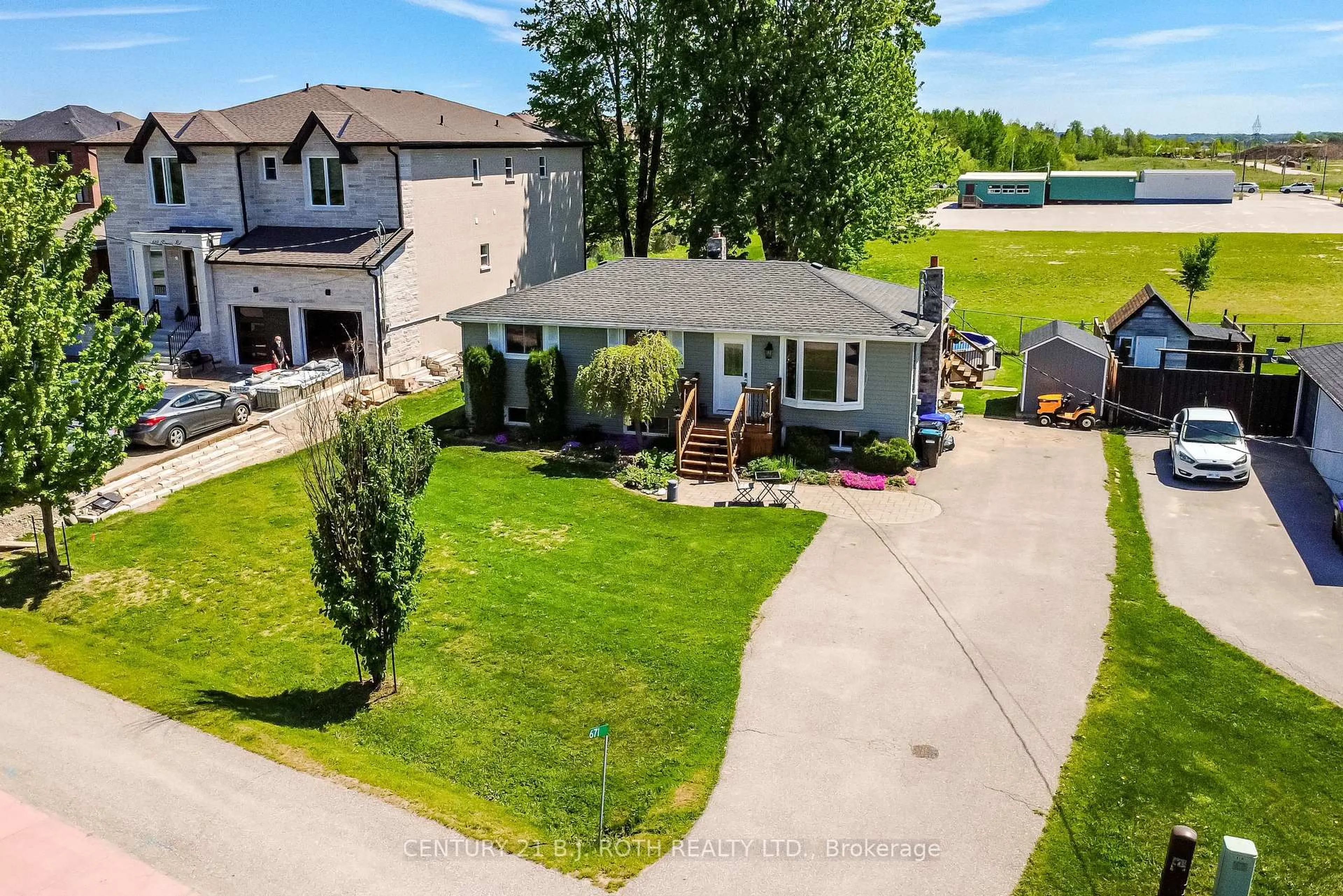 A pic from outside/outdoor area/front of a property/back of a property/a pic from drone, street for 671 Simcoe Rd, Bradford West Gwillimbury Ontario L3Z 4B4