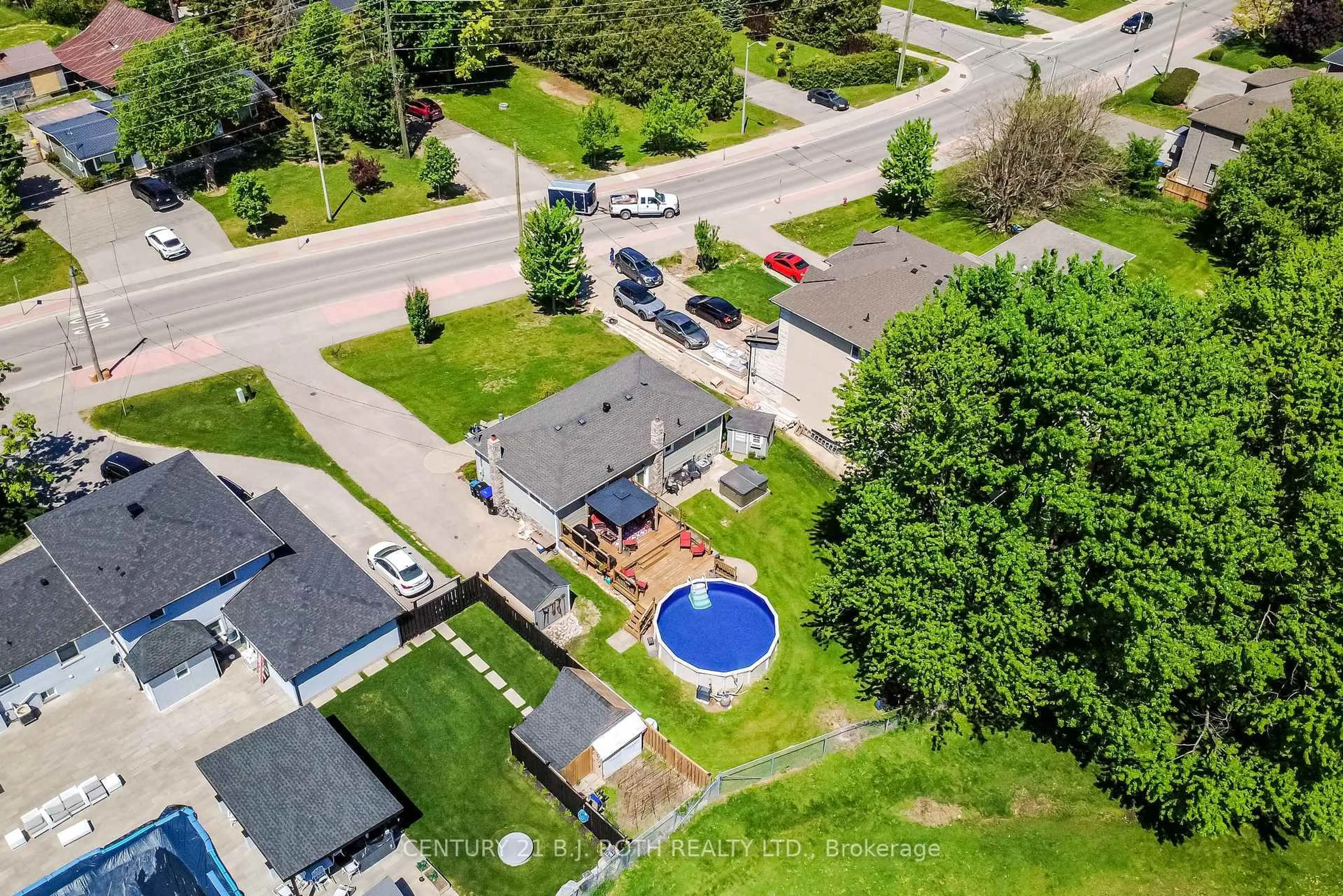 A pic from outside/outdoor area/front of a property/back of a property/a pic from drone, street for 671 Simcoe Rd, Bradford West Gwillimbury Ontario L3Z 4B4