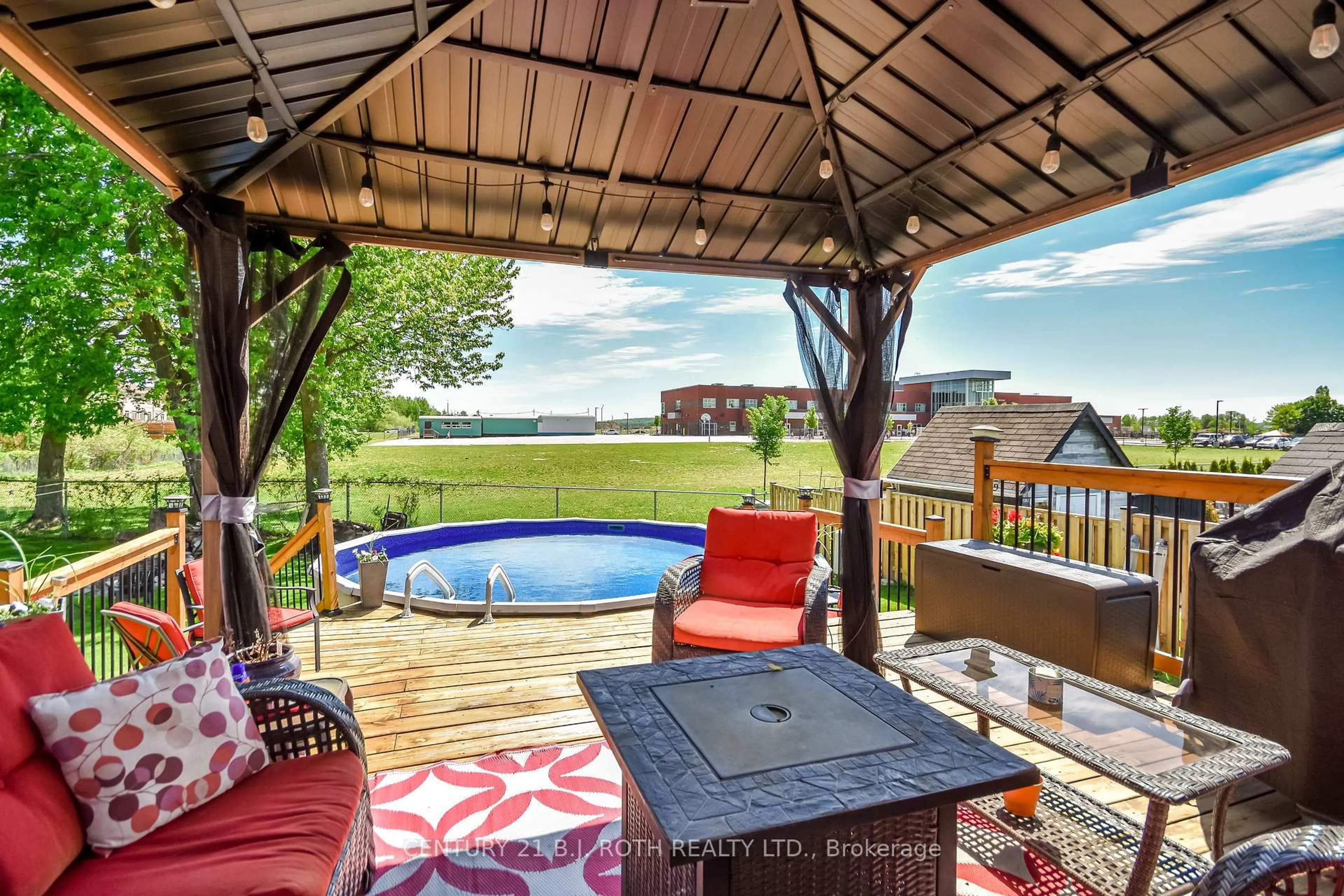Patio, water/lake/river/ocean view for 671 Simcoe Rd, Bradford West Gwillimbury Ontario L3Z 4B4