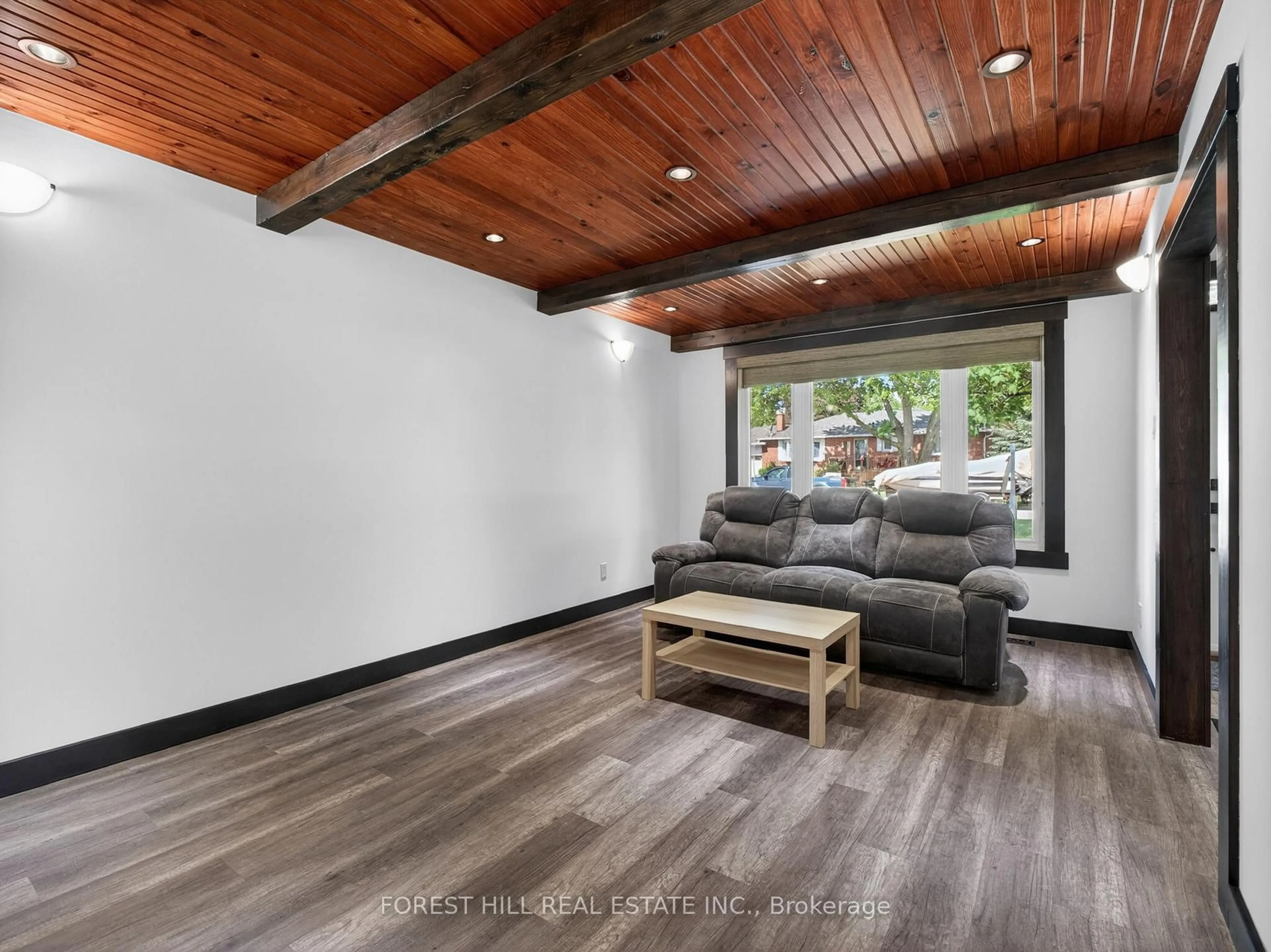 Living room with furniture, wood/laminate floor for 35 Townsend Ave, Bradford West Gwillimbury Ontario L3Z 1X9