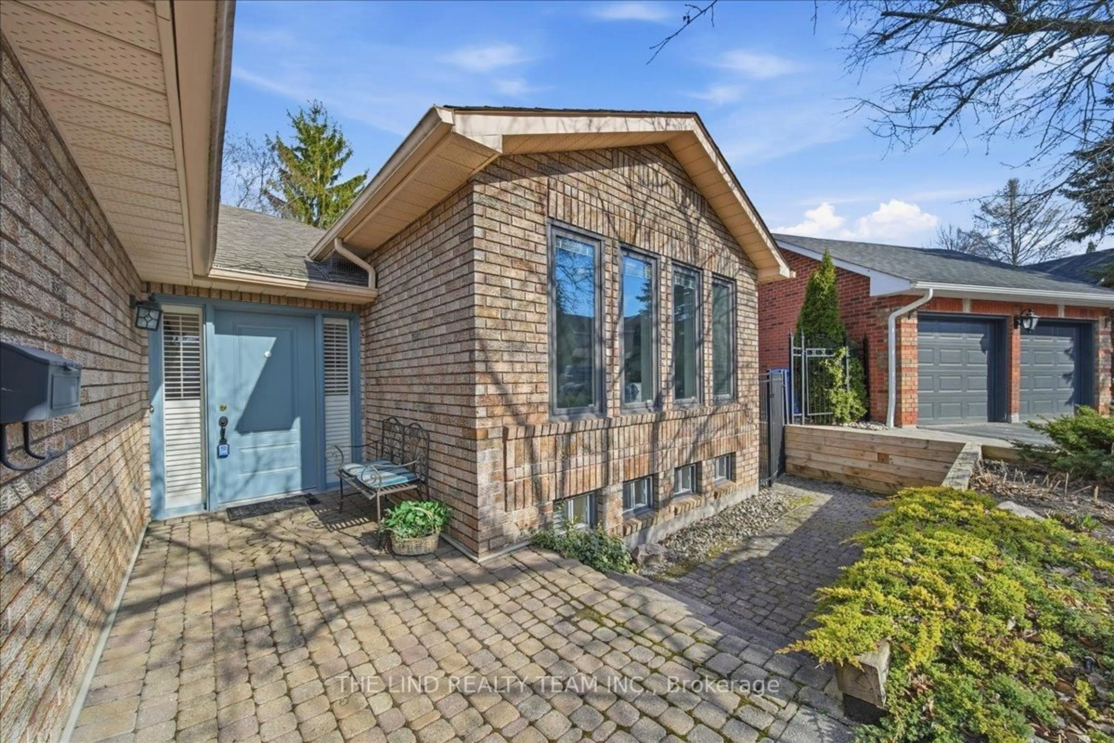 Home with brick exterior material, street for 17 April Gdns, Aurora Ontario L4G 4R7