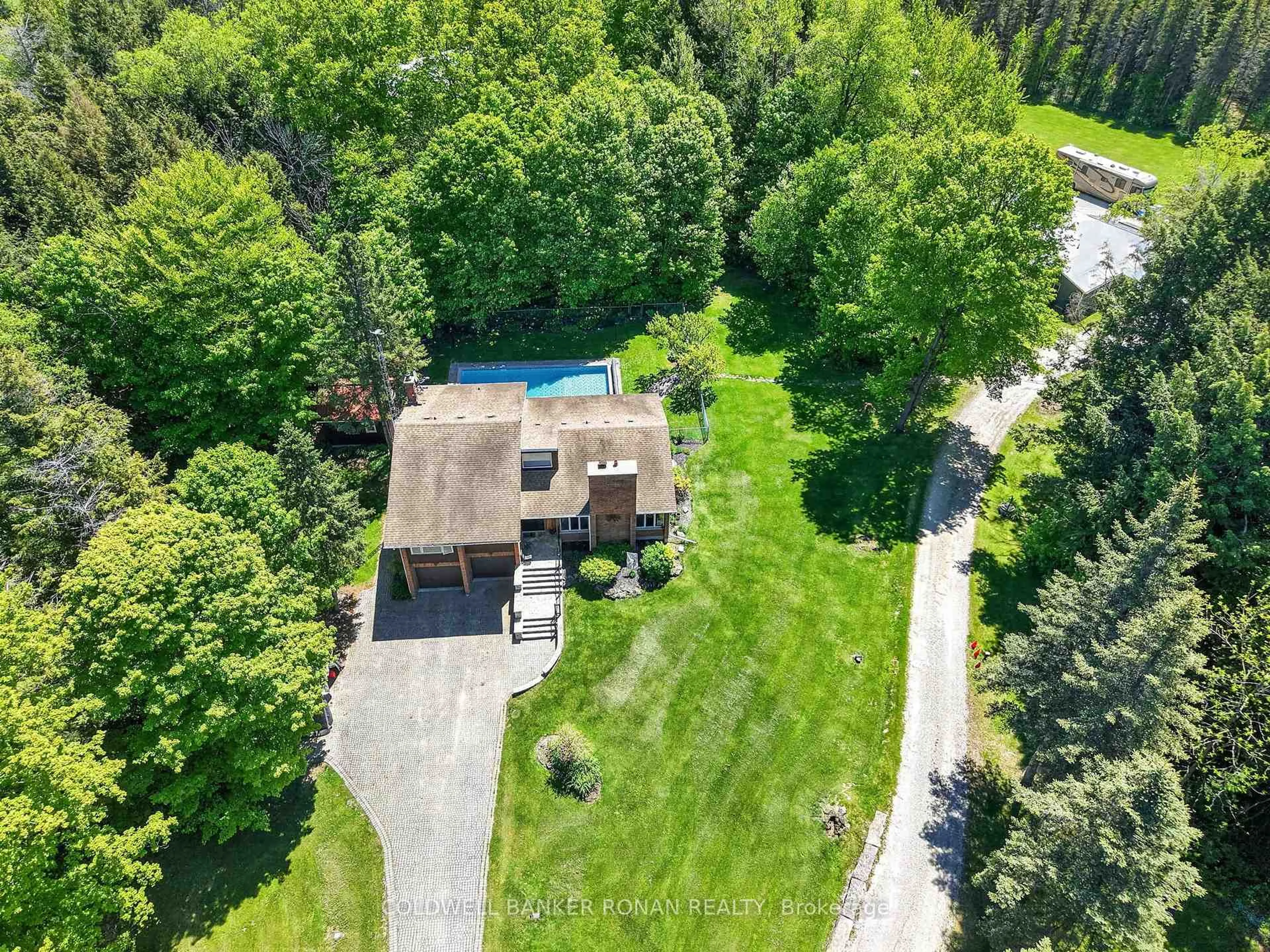 A pic from outside/outdoor area/front of a property/back of a property/a pic from drone, unknown for 5565 5th Line, New Tecumseth Ontario L0G 1W0
