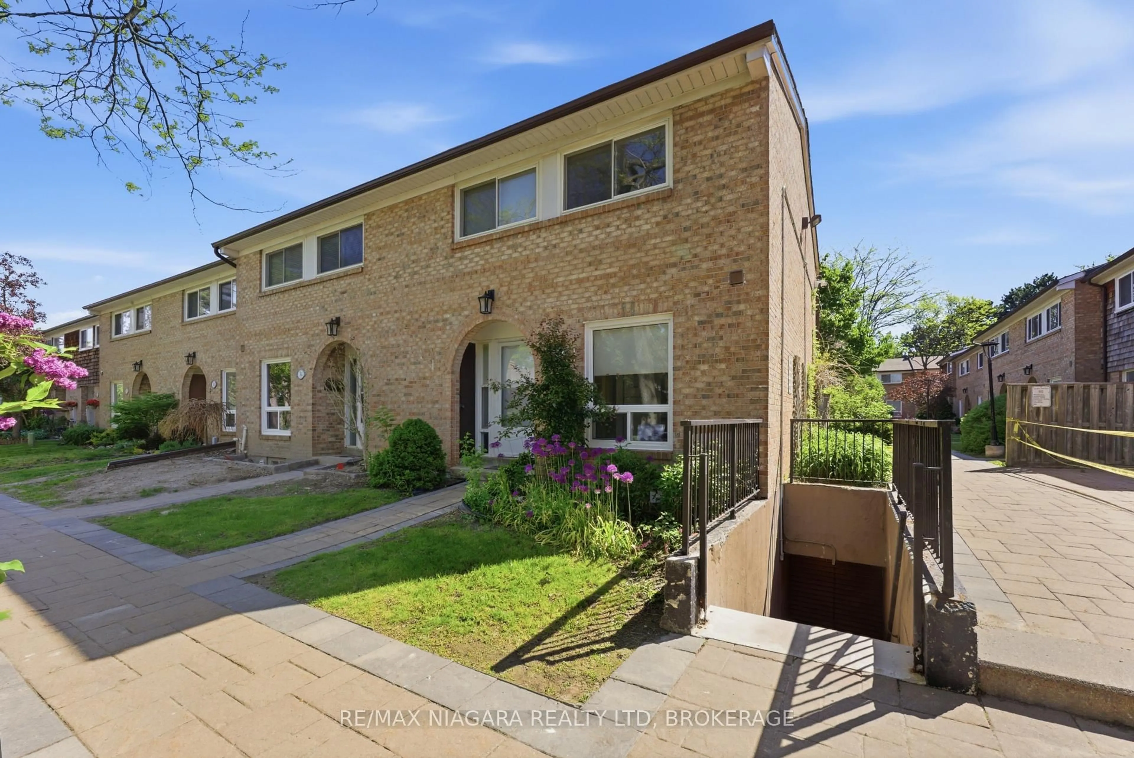 A pic from outside/outdoor area/front of a property/back of a property/a pic from drone, street for 1 Wootten Way #32, Markham Ontario L3P 3H7