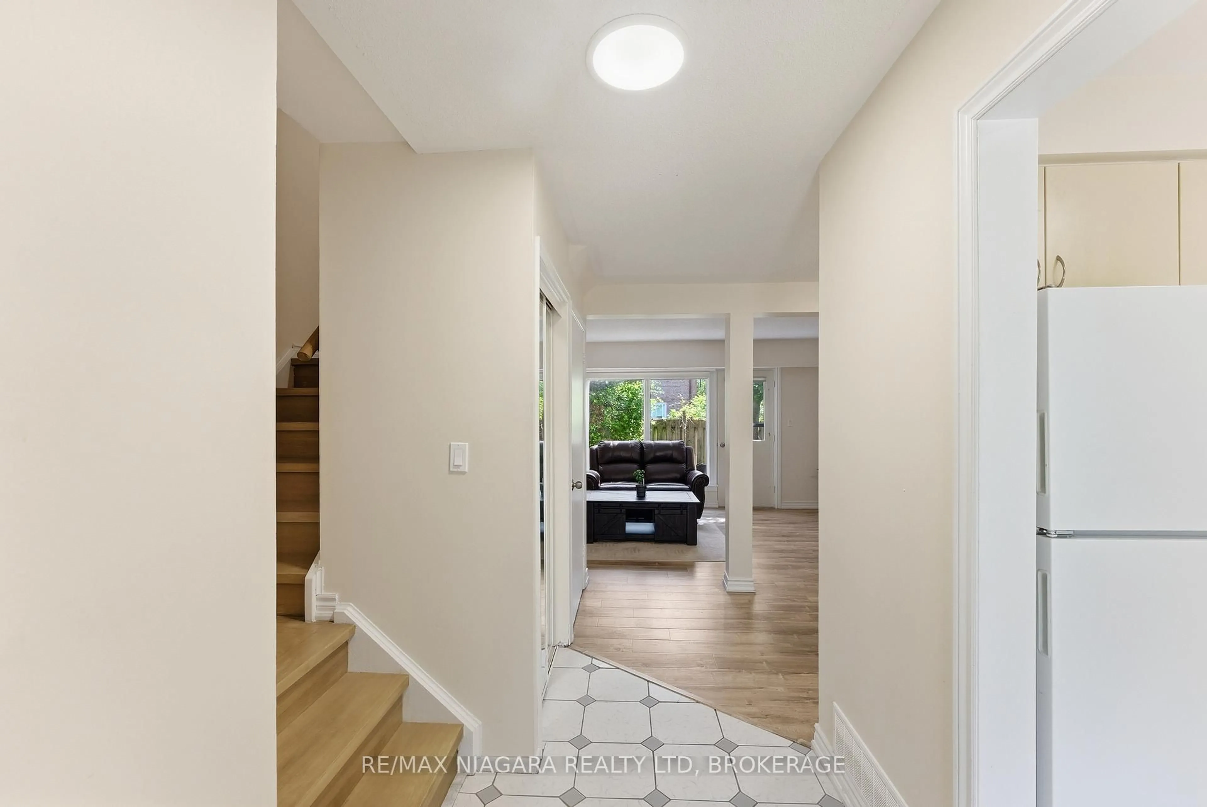 Indoor entryway for 1 Wootten Way #32, Markham Ontario L3P 3H7