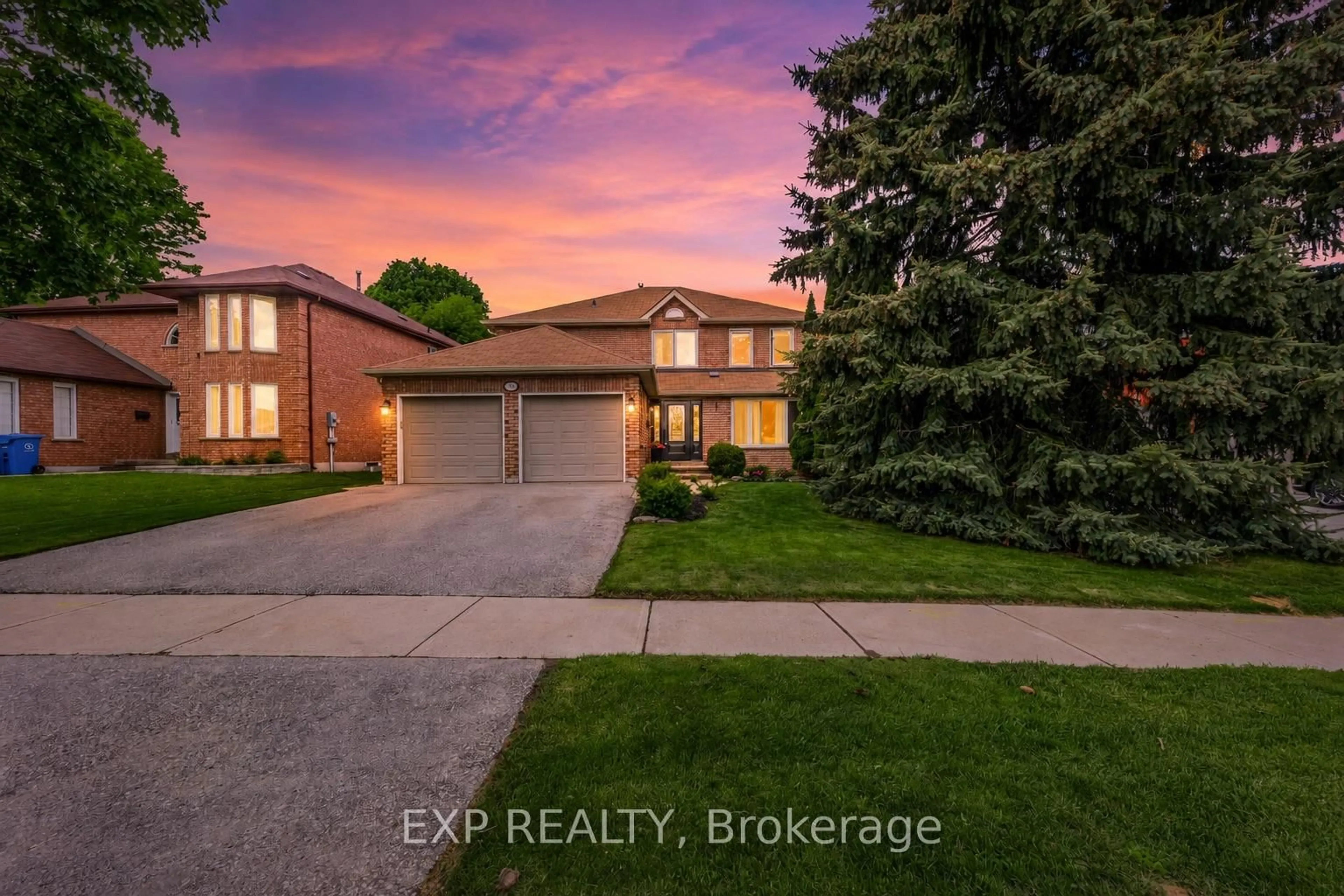 A pic from outside/outdoor area/front of a property/back of a property/a pic from drone, street for 374 Savage Rd, Newmarket Ontario L3X 1S3