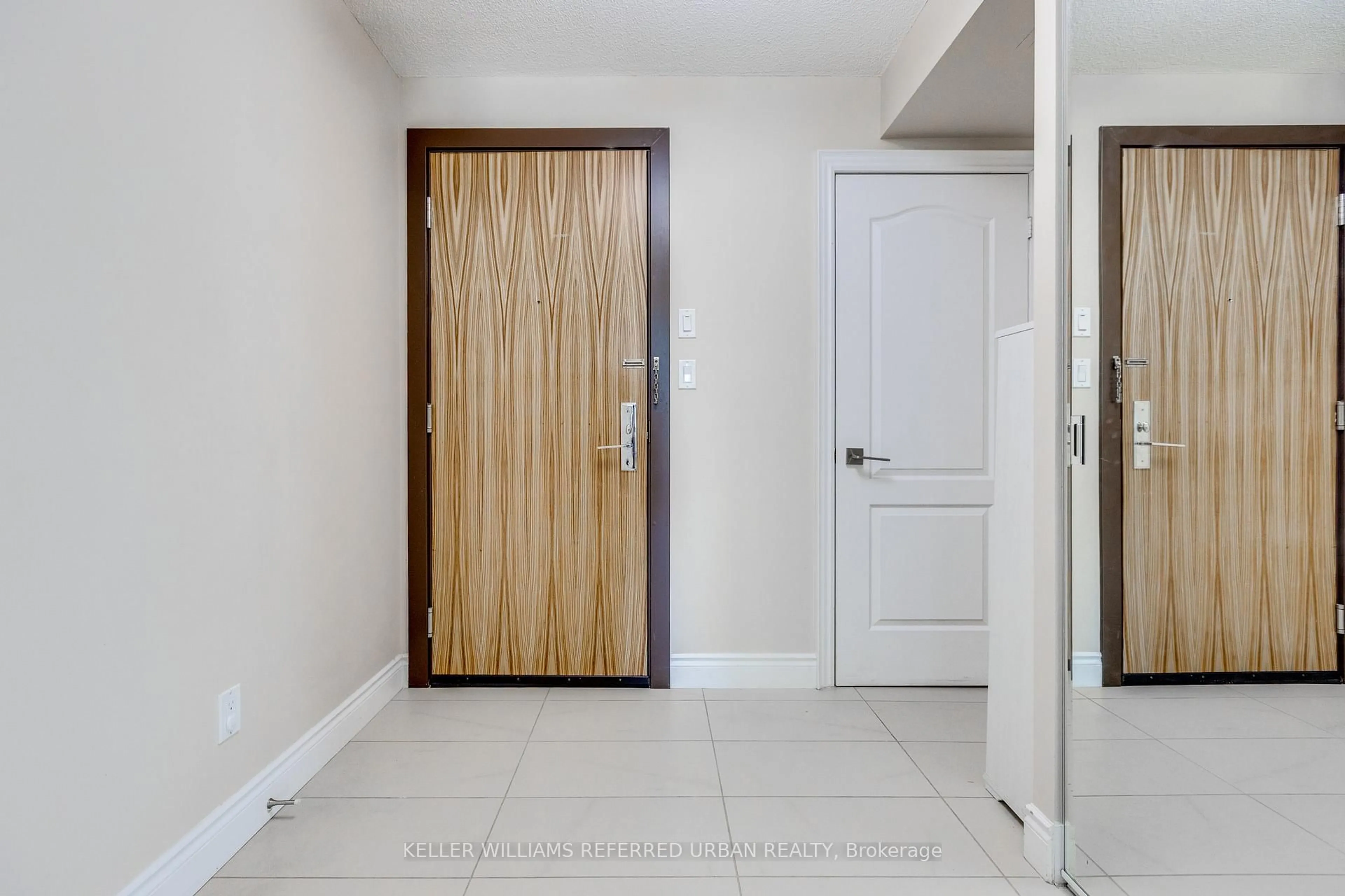 Indoor entryway for 60 South Town Centre Blvd #507, Markham Ontario L6G 0C5