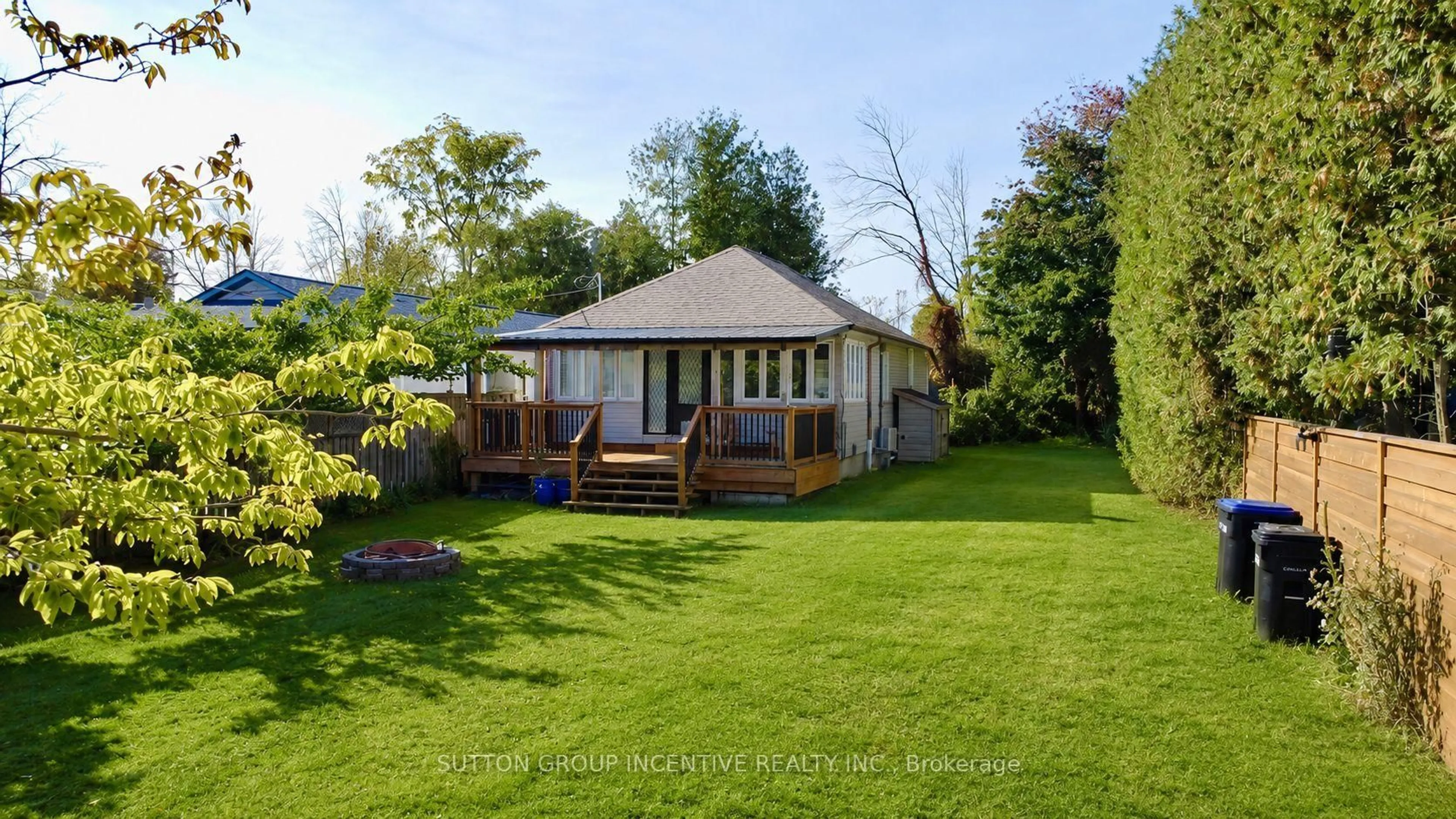 A pic from outside/outdoor area/front of a property/back of a property/a pic from drone, unknown for 1556 Houston Ave, Innisfil Ontario L9S 4M7