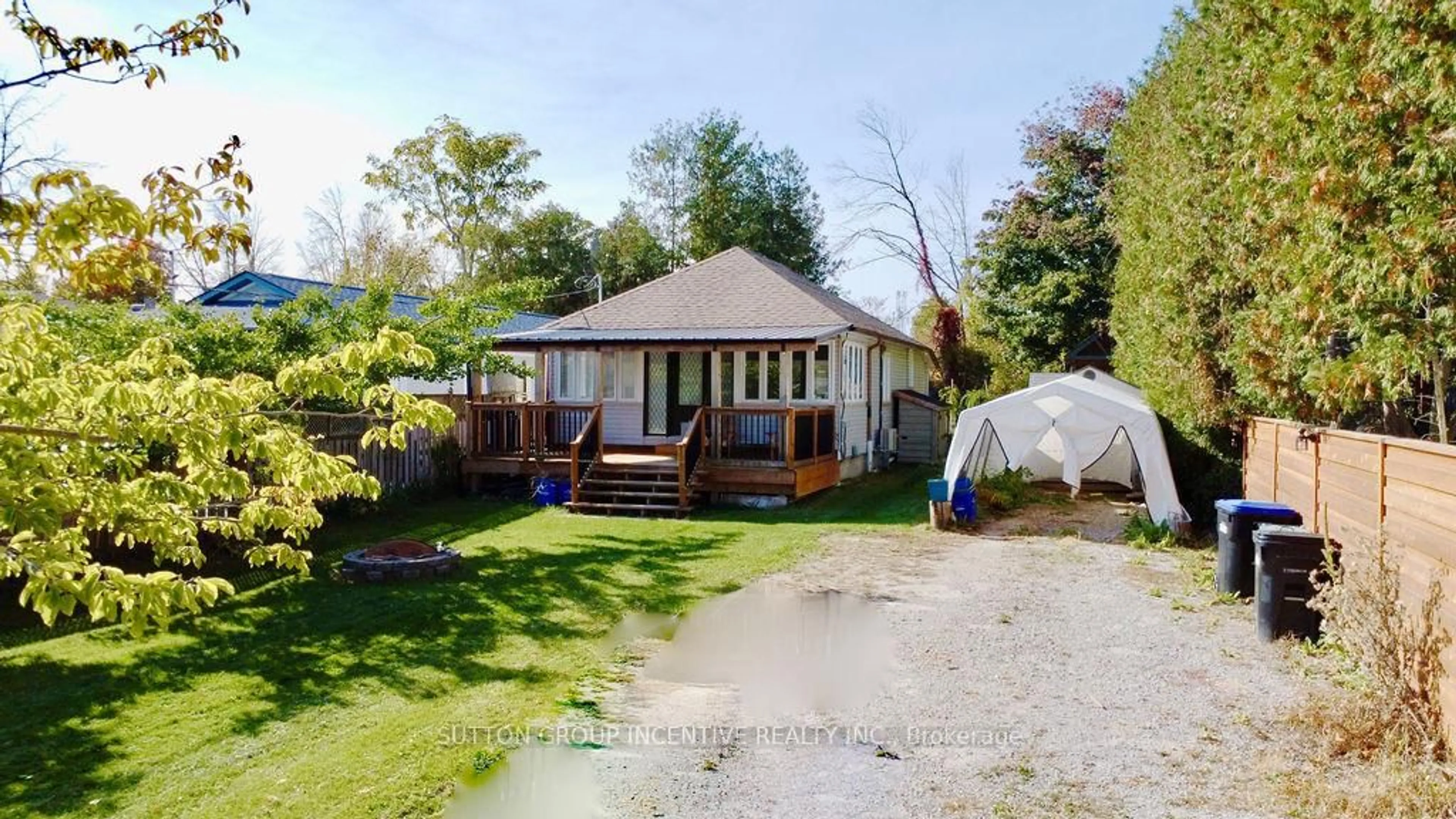 A pic from outside/outdoor area/front of a property/back of a property/a pic from drone, street for 1556 Houston Ave, Innisfil Ontario L9S 4M7