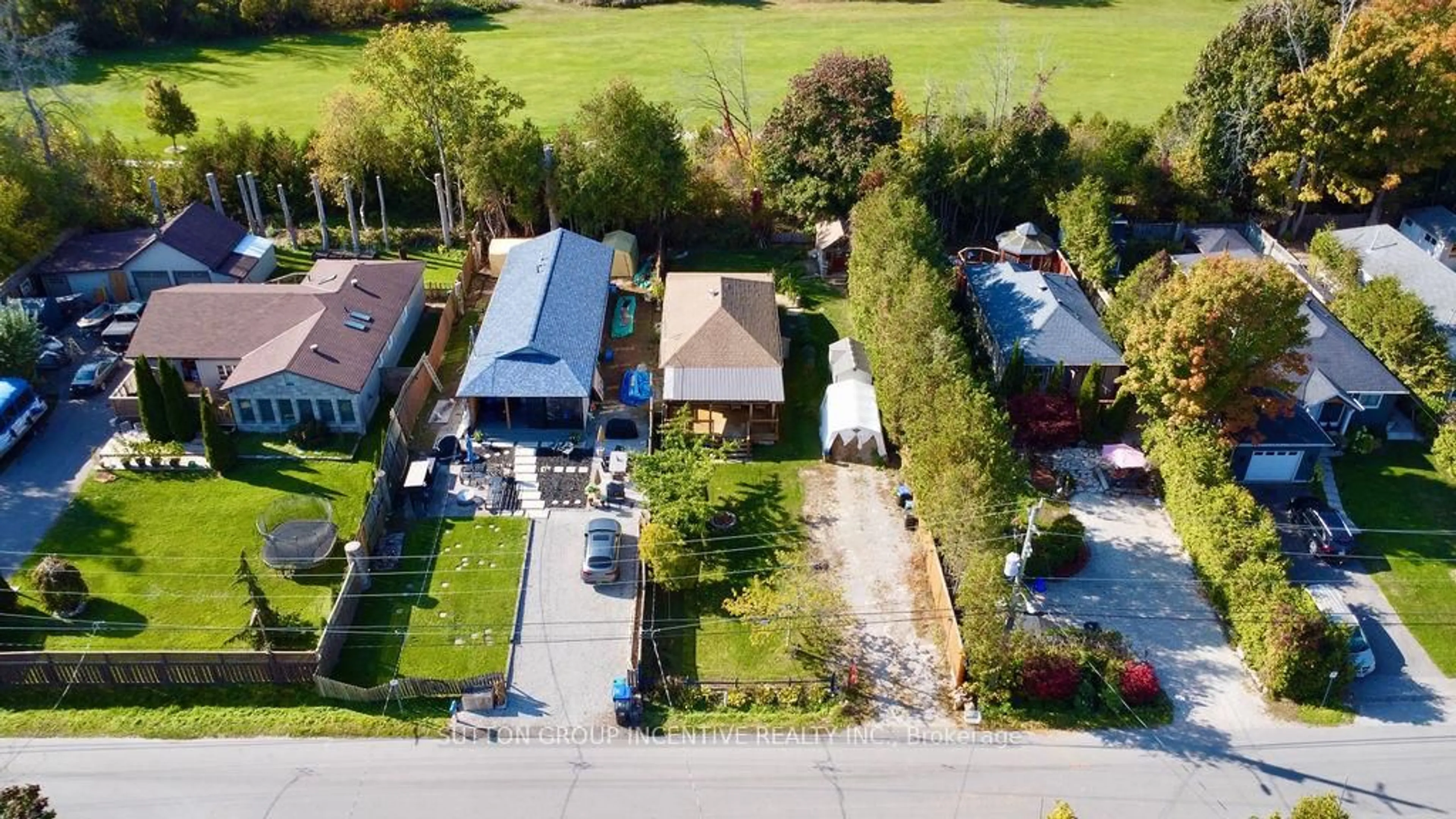 A pic from outside/outdoor area/front of a property/back of a property/a pic from drone, street for 1556 Houston Ave, Innisfil Ontario L9S 4M7