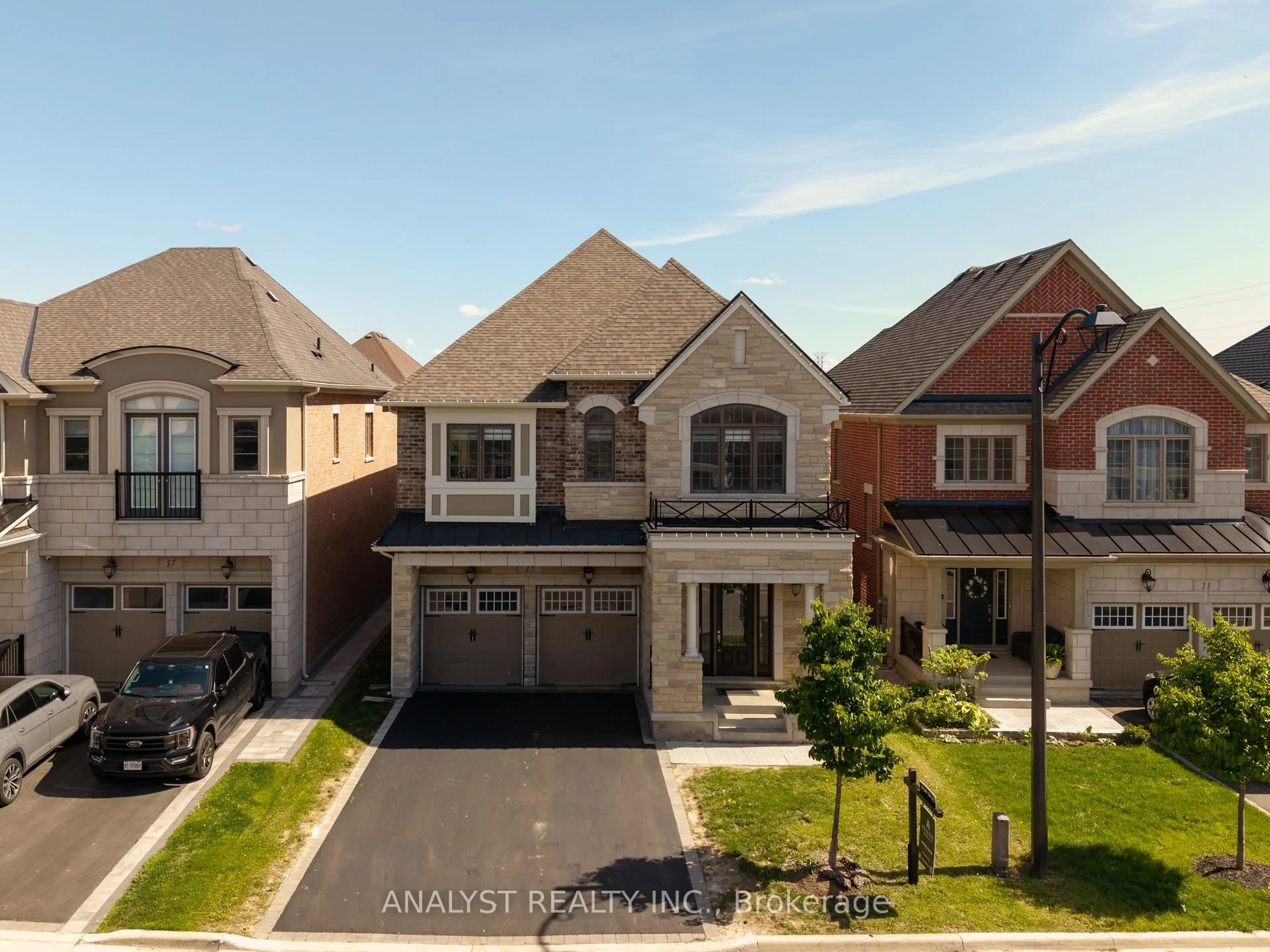 A pic from outside/outdoor area/front of a property/back of a property/a pic from drone, street for 15 Streamside St, Vaughan Ontario L4H 4V3