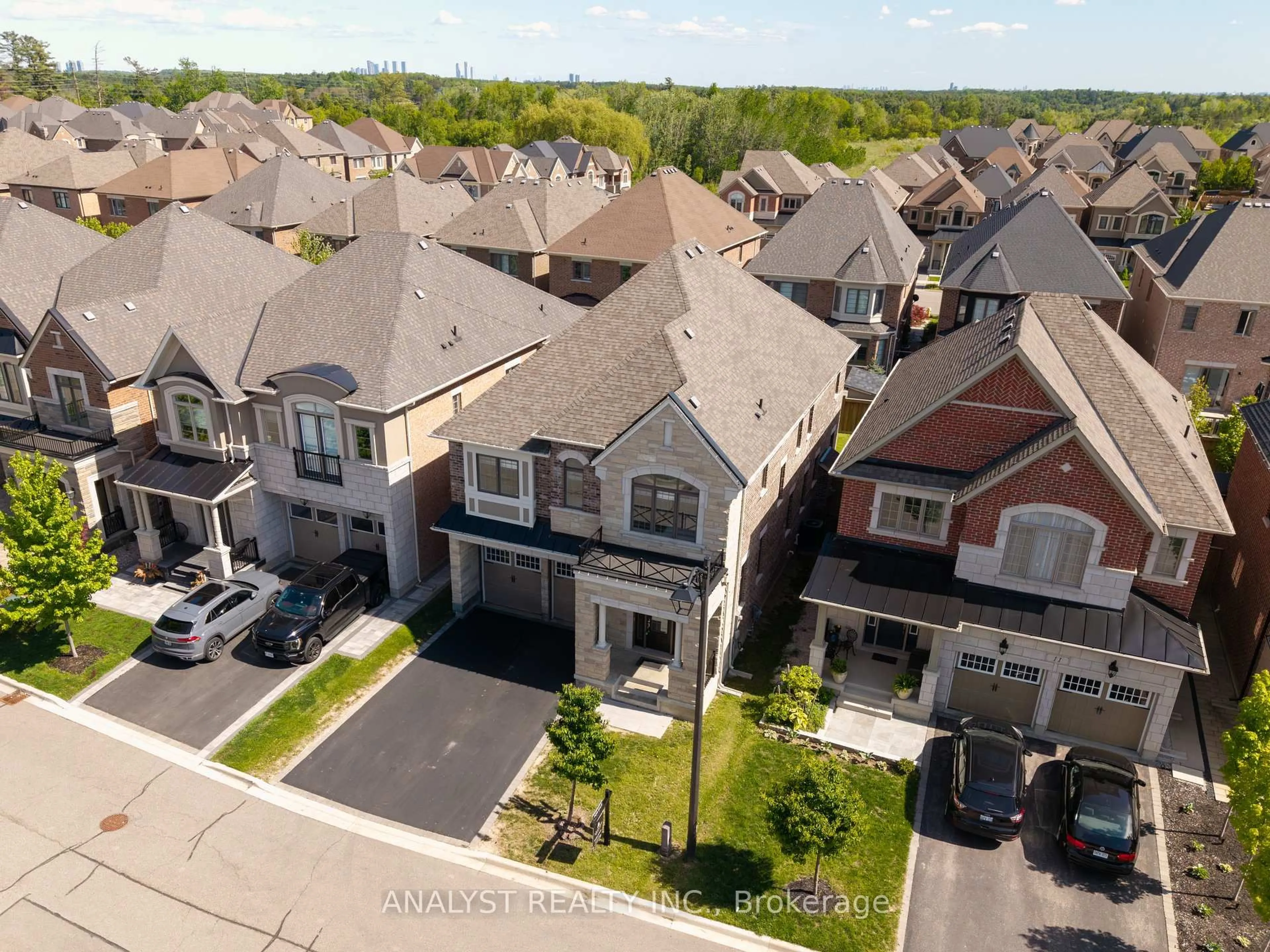A pic from outside/outdoor area/front of a property/back of a property/a pic from drone, street for 15 Streamside St, Vaughan Ontario L4H 4V3
