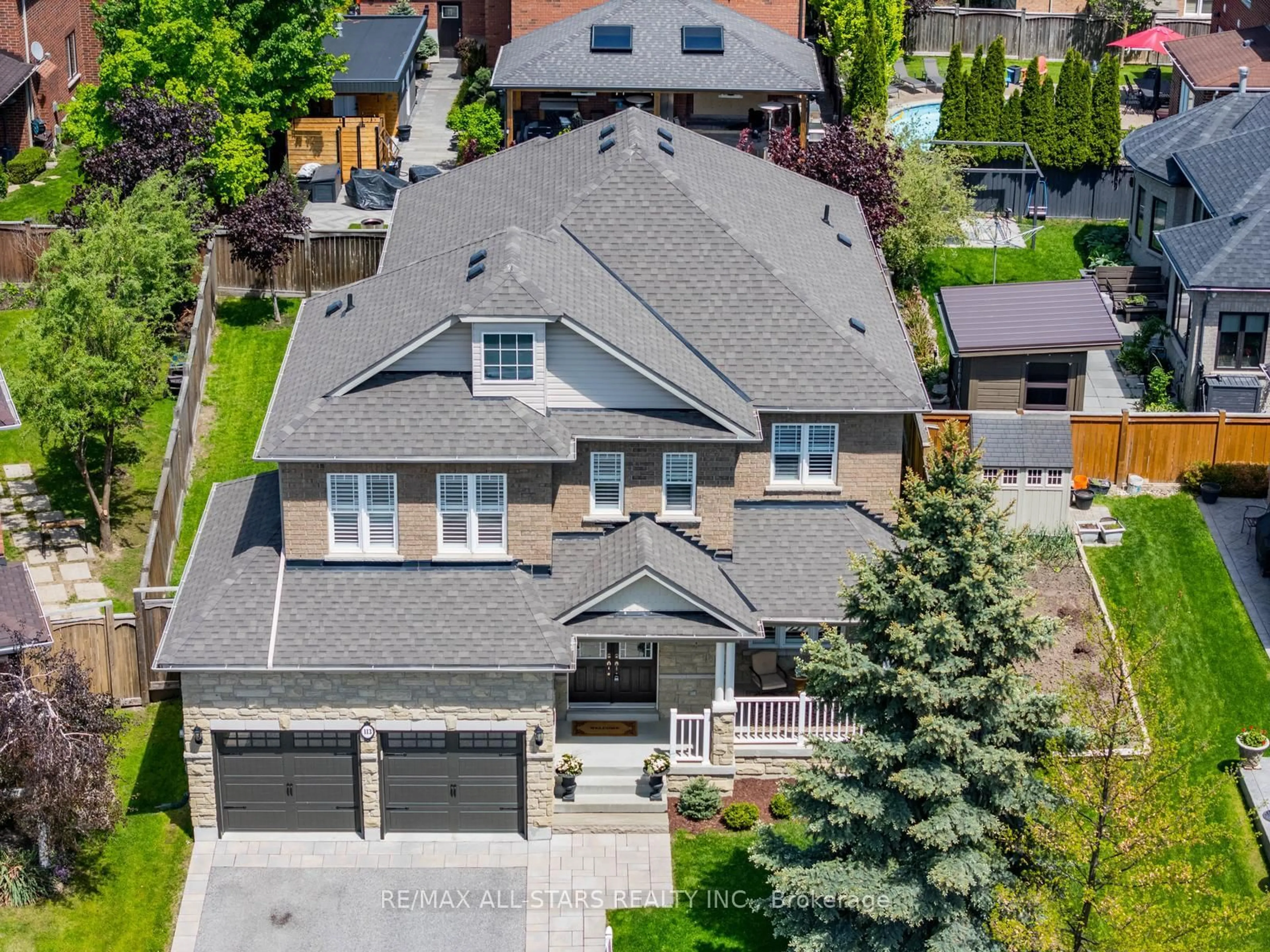 A pic from outside/outdoor area/front of a property/back of a property/a pic from drone, street for 113 Bayberry St, Whitchurch-Stouffville Ontario L4A 0E4