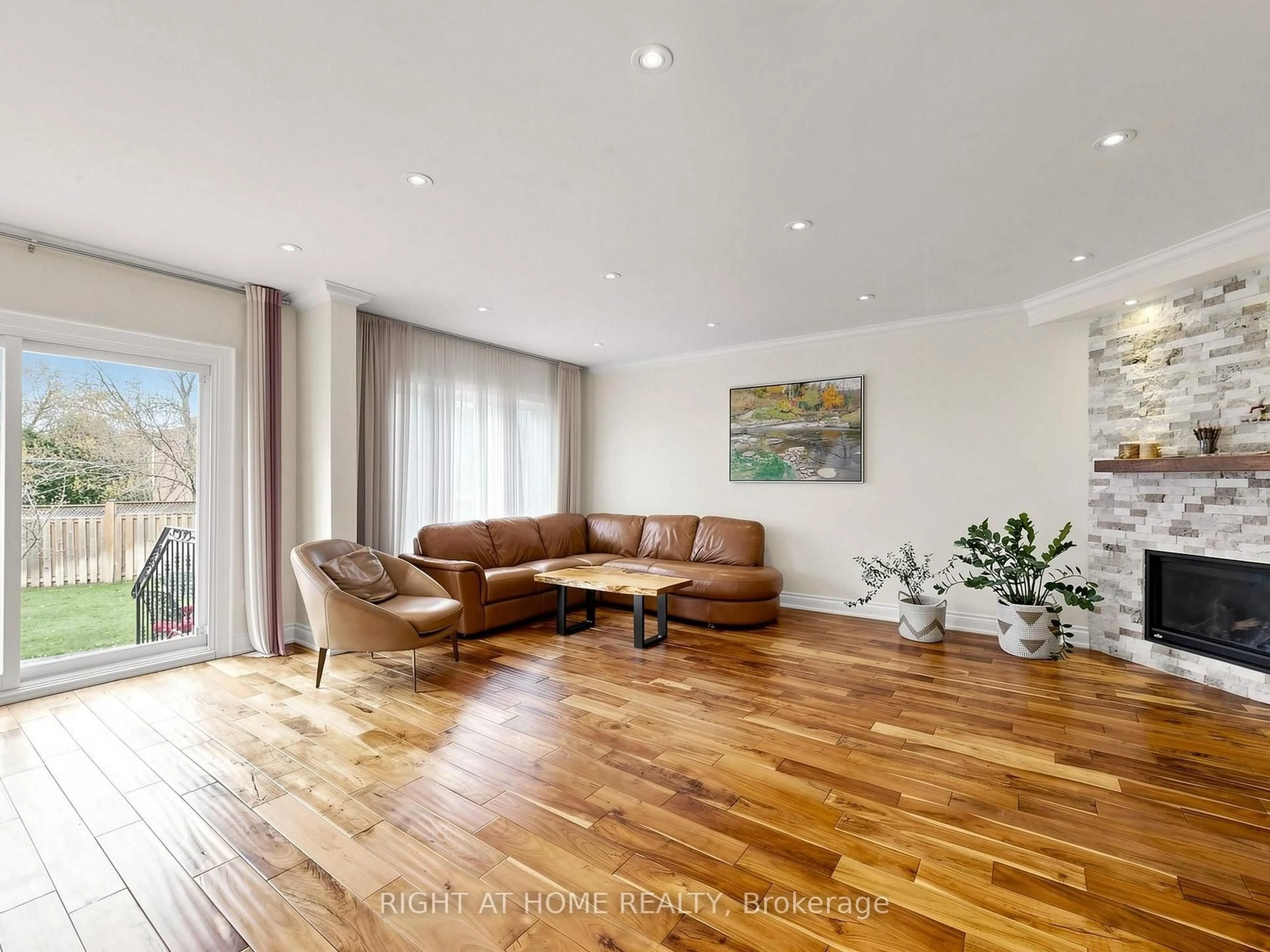 Living room with furniture, wood/laminate floor for 27 Crimson Crt, Richmond Hill Ontario L4C 0J5