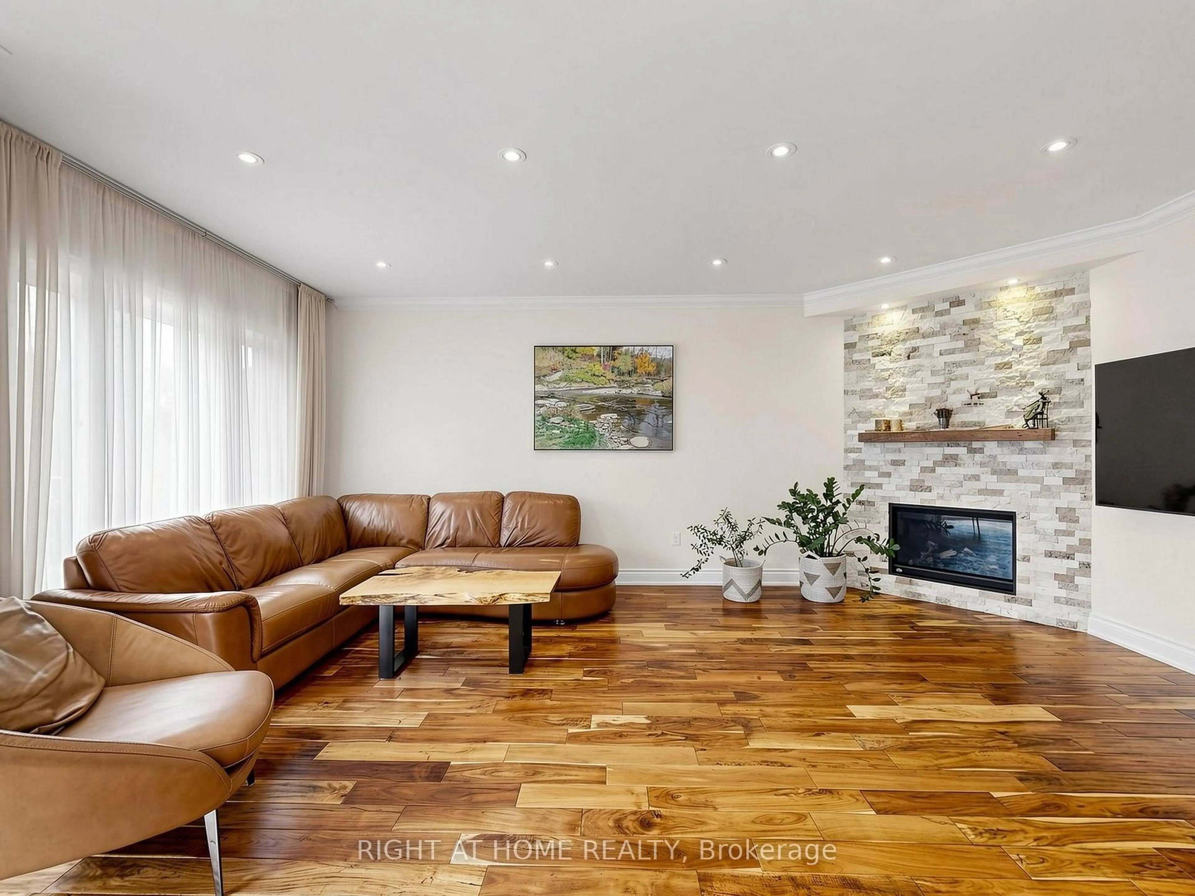 Living room with furniture, wood/laminate floor for 27 Crimson Crt, Richmond Hill Ontario L4C 0J5