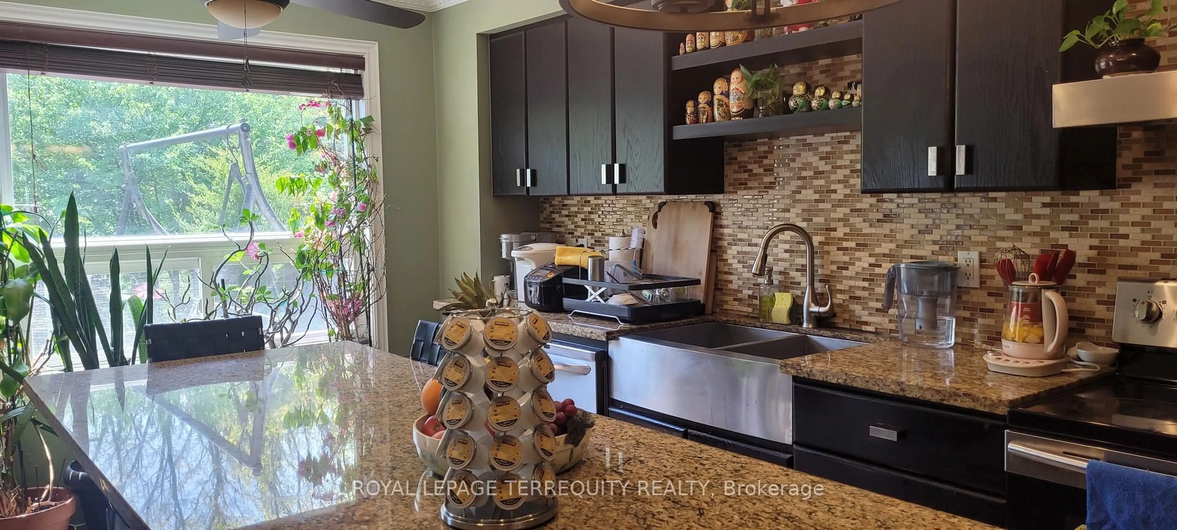 Open concept kitchen, ceramic/tile floor for 304 Charlton Ave, Vaughan Ontario L4J 6H4
