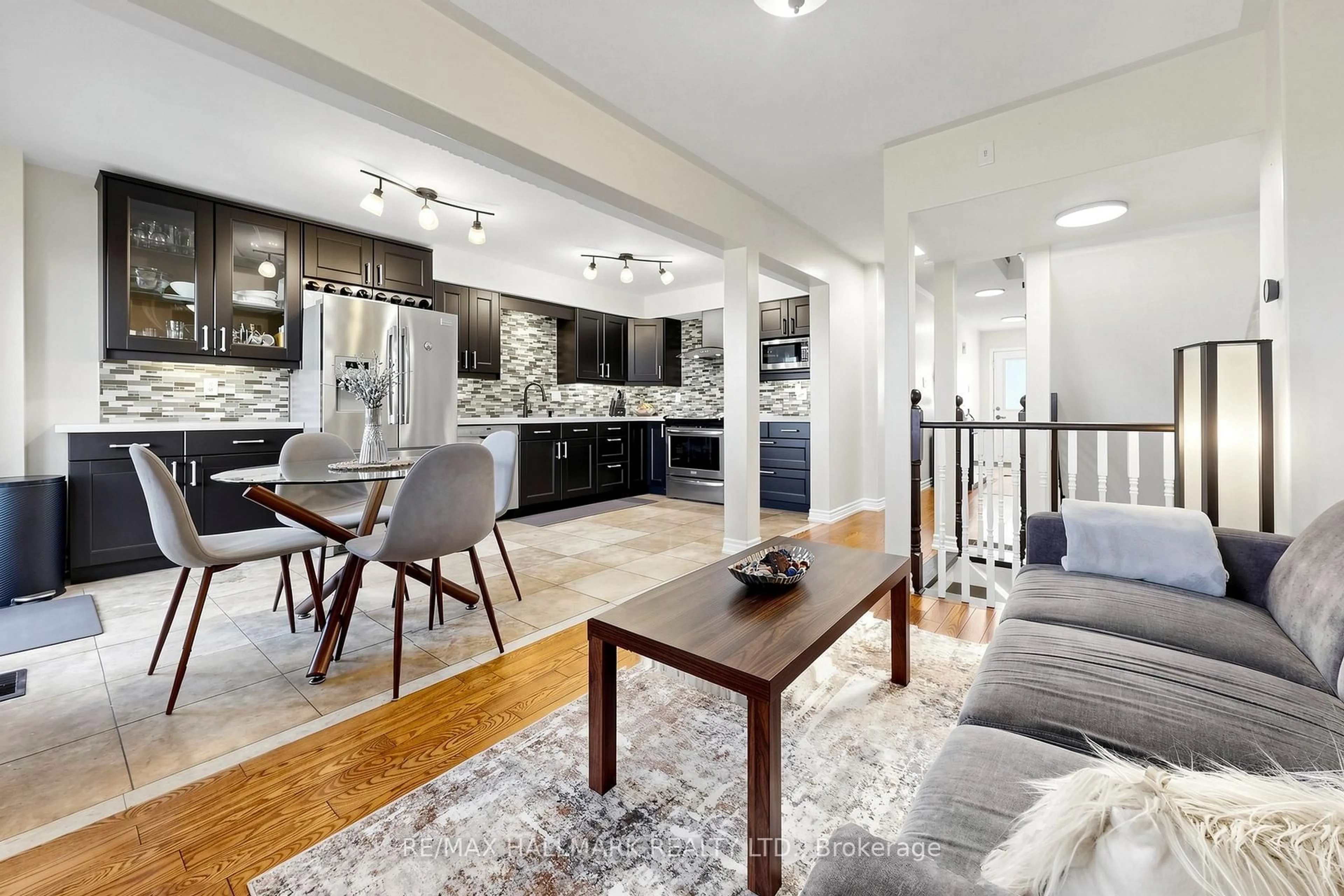 Open concept kitchen, unknown for 23 Natale Crt, Bradford West Gwillimbury Ontario L3Z 3B1
