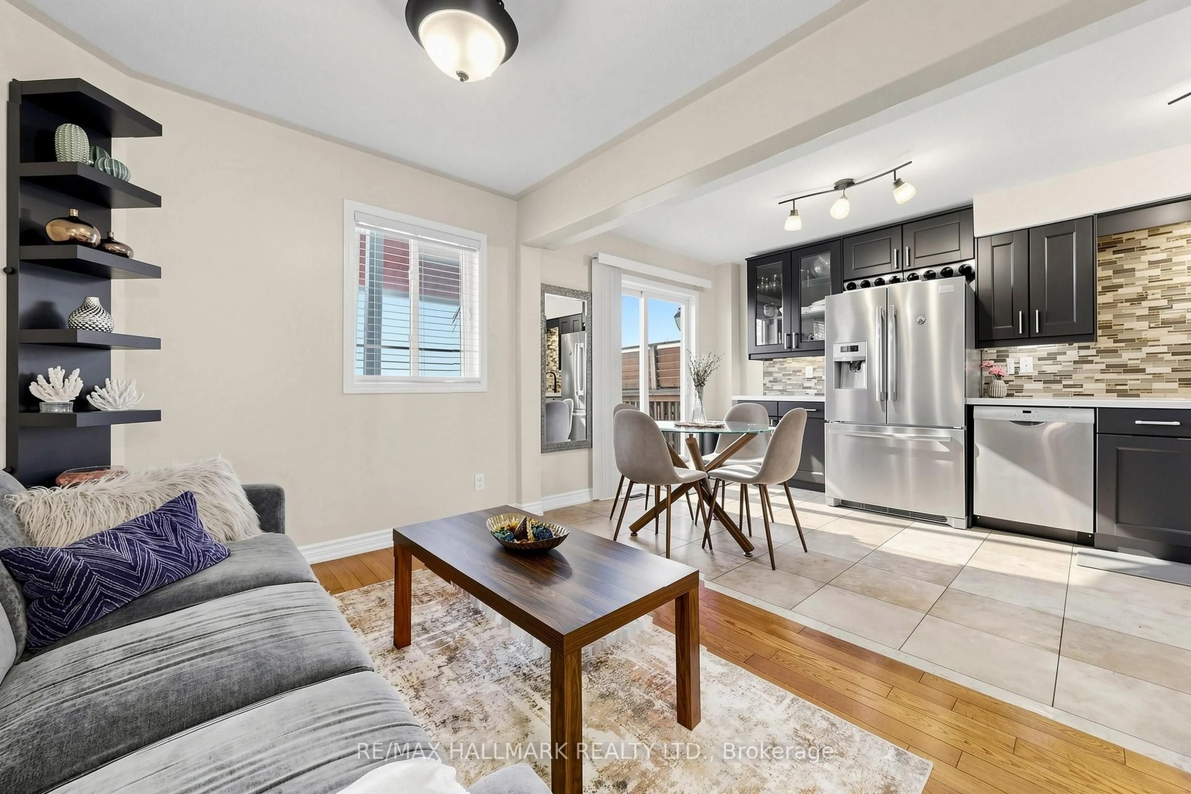 Living room with furniture, unknown for 23 Natale Crt, Bradford West Gwillimbury Ontario L3Z 3B1