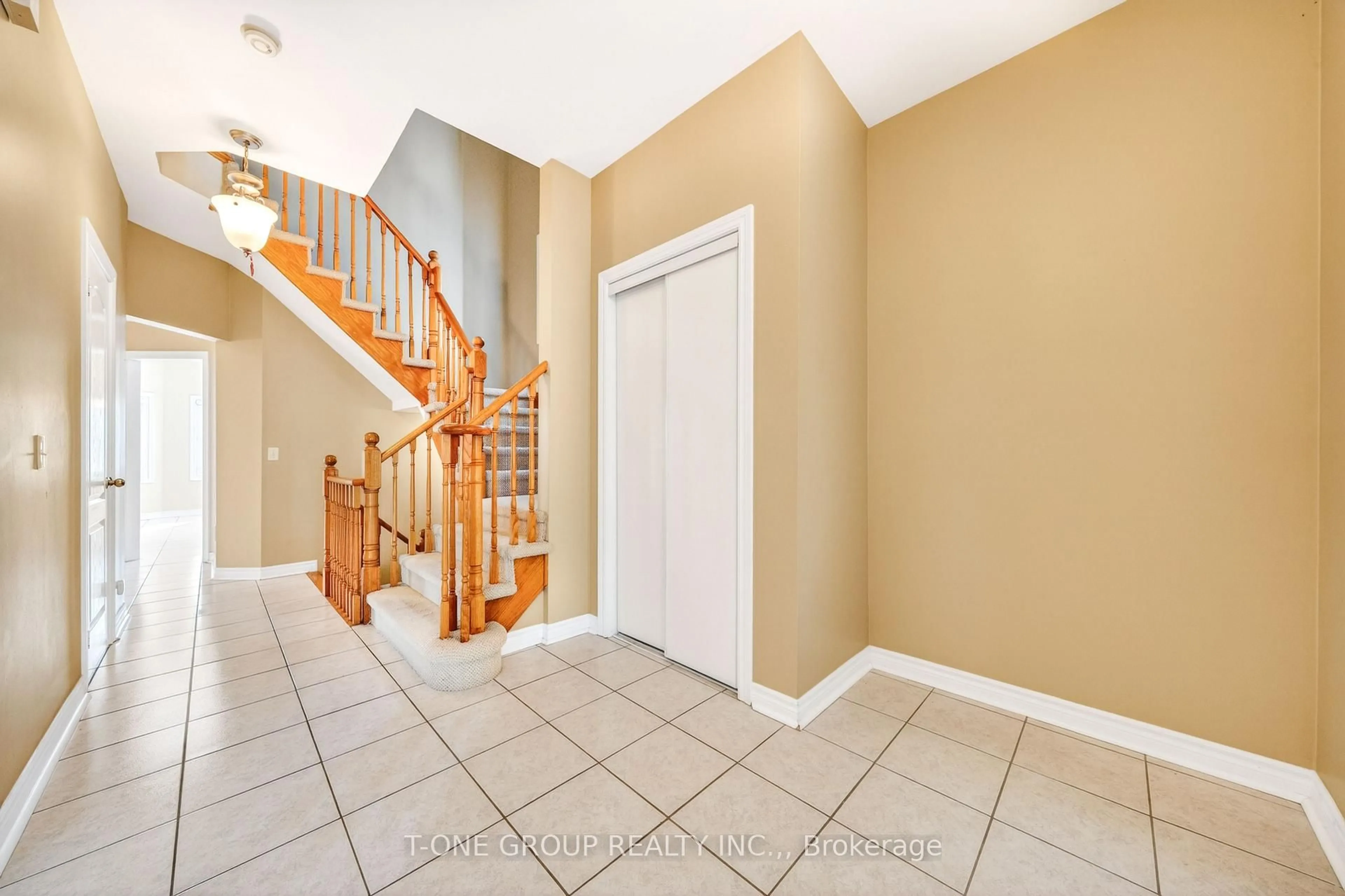 Indoor entryway for 99 Prospectors Dr, Markham Ontario L6C 2A5