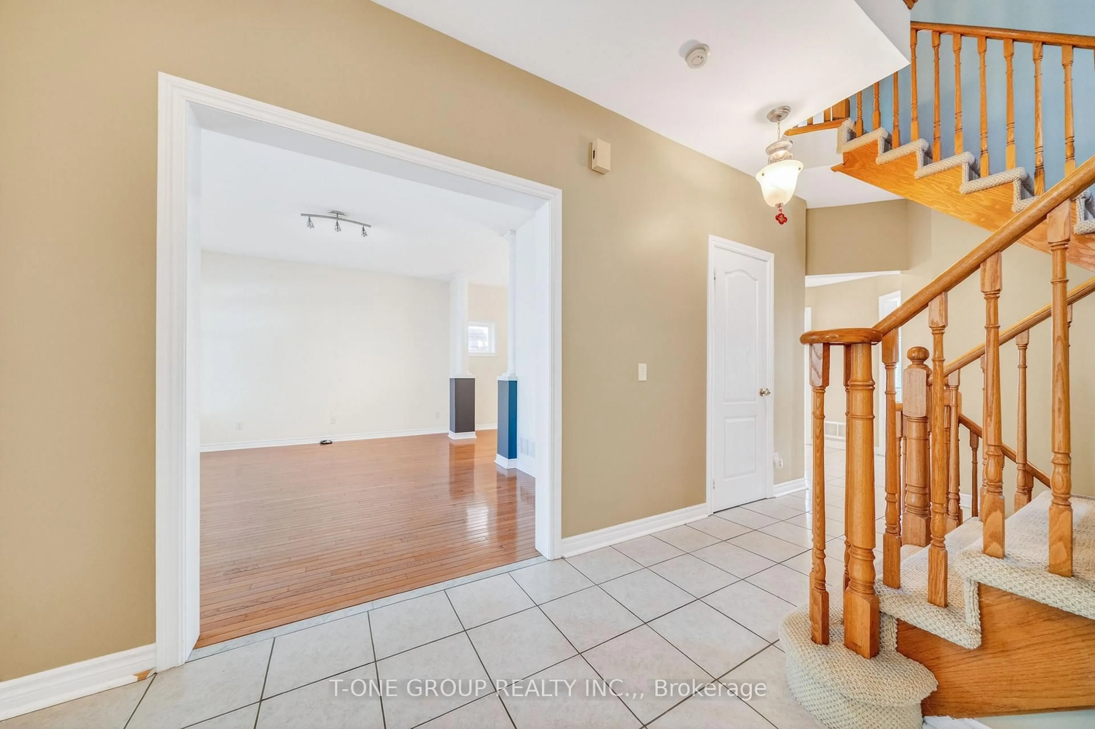 Indoor entryway for 99 Prospectors Dr, Markham Ontario L6C 2A5