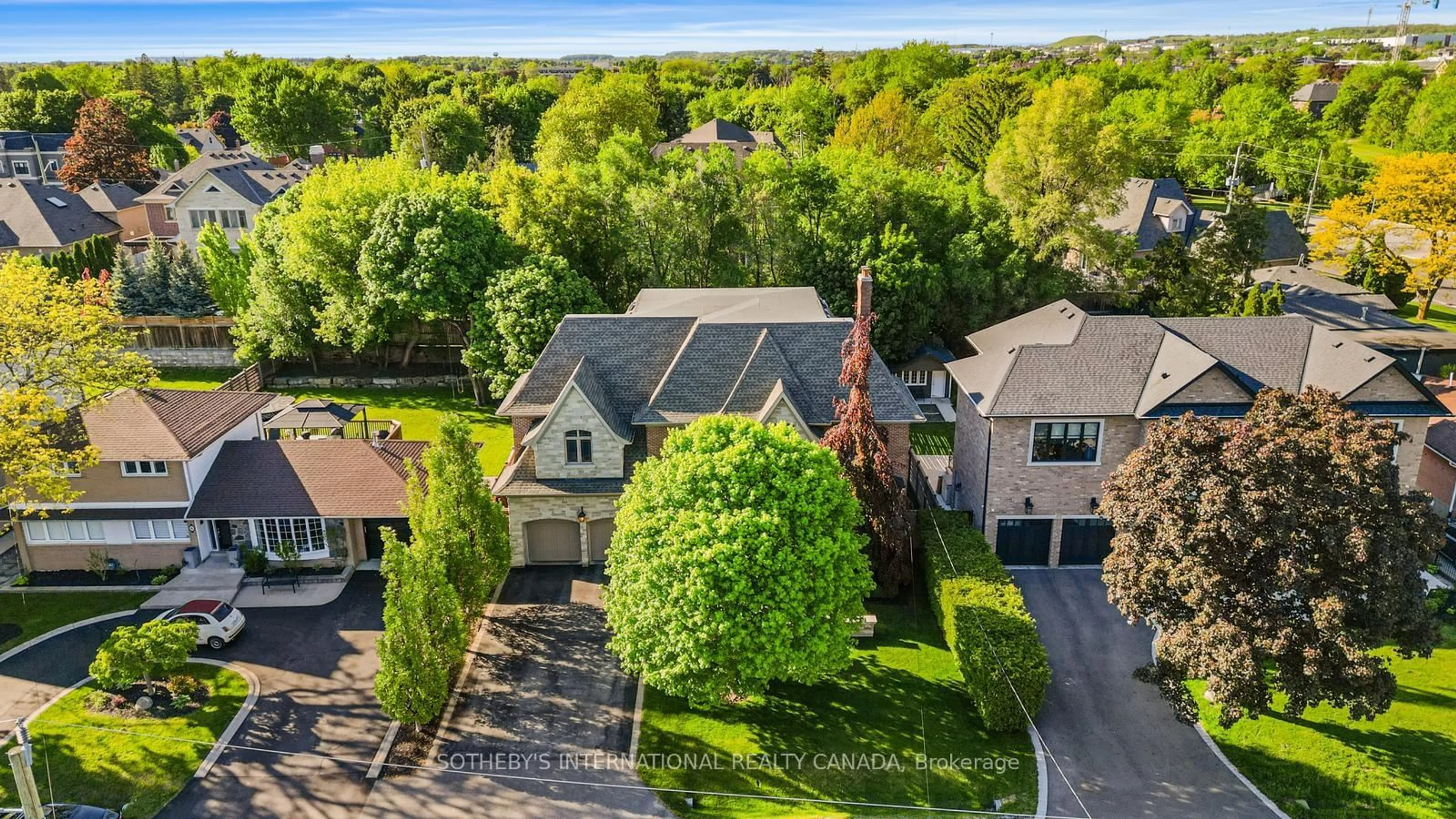 A pic from outside/outdoor area/front of a property/back of a property/a pic from drone, street for 6 Weller Cres, Vaughan Ontario L6A 1E4