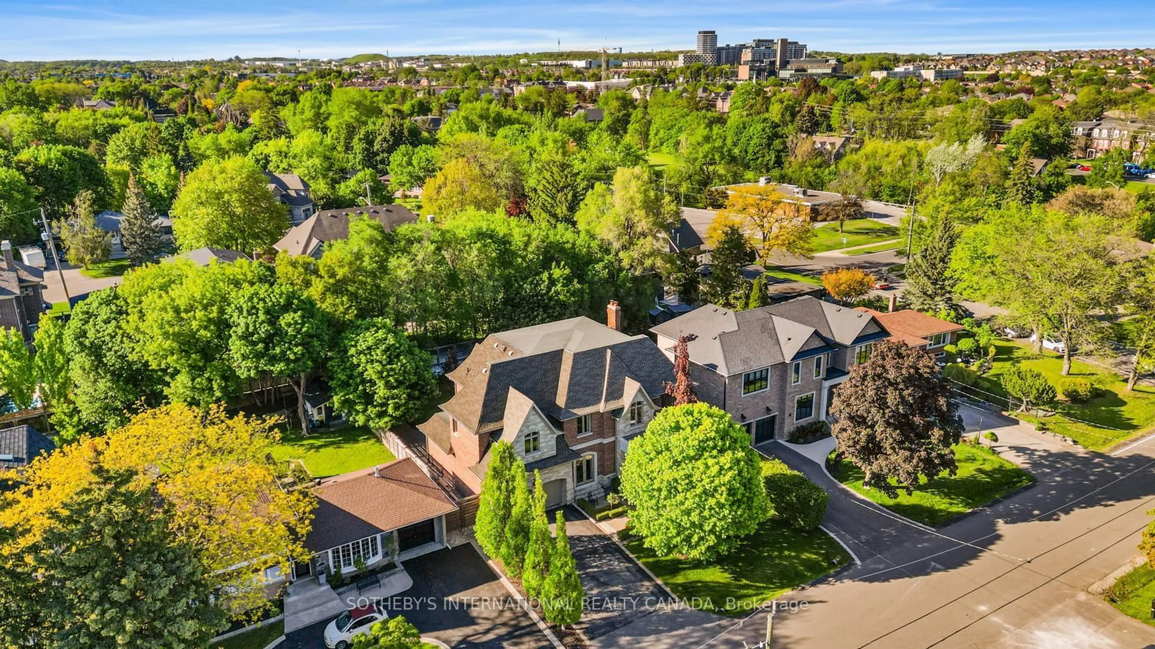 A pic from outside/outdoor area/front of a property/back of a property/a pic from drone, street for 6 Weller Cres, Vaughan Ontario L6A 1E4