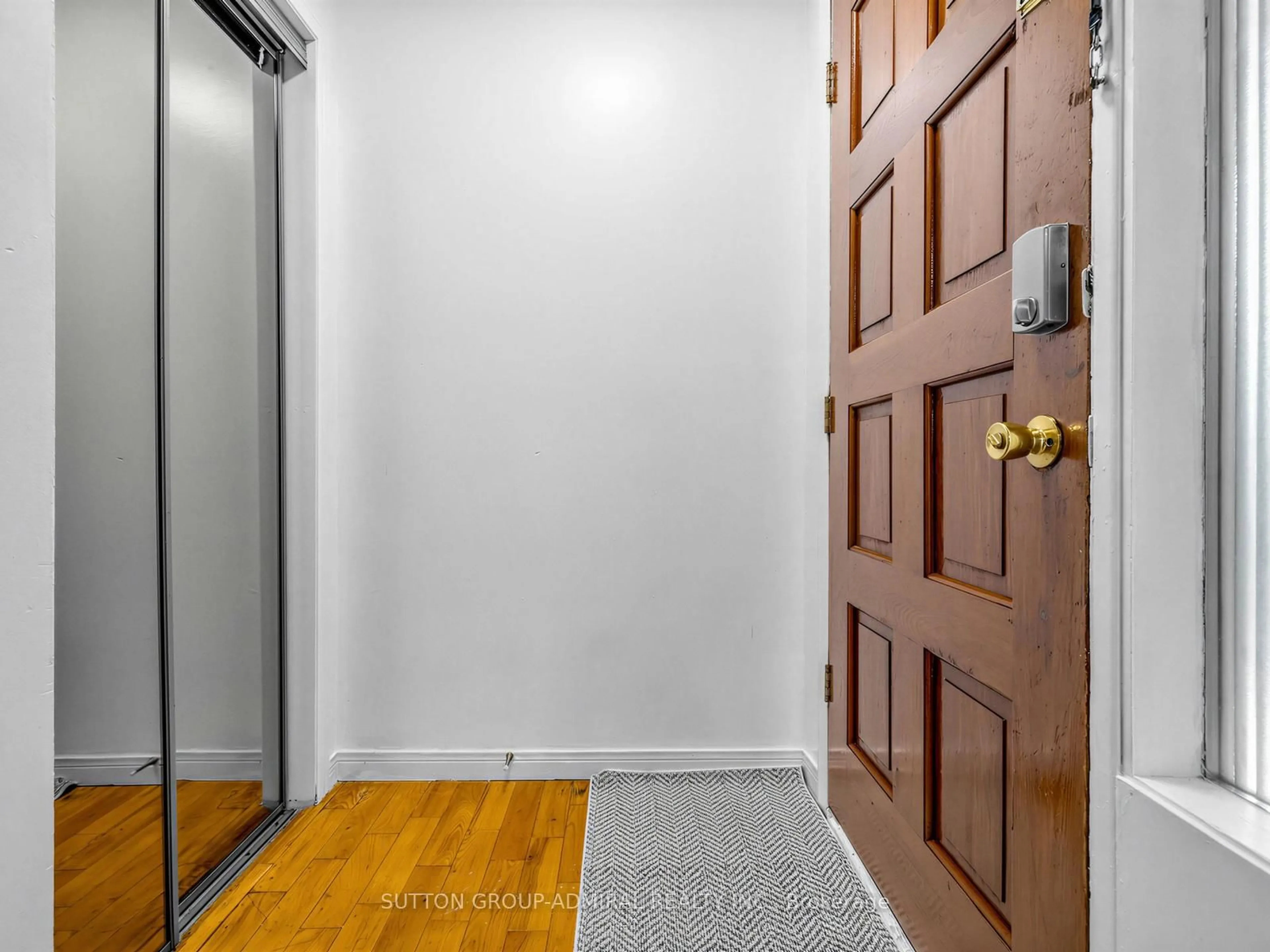 Indoor entryway for 56 Oakmount Cres, Vaughan Ontario L4K 2C3