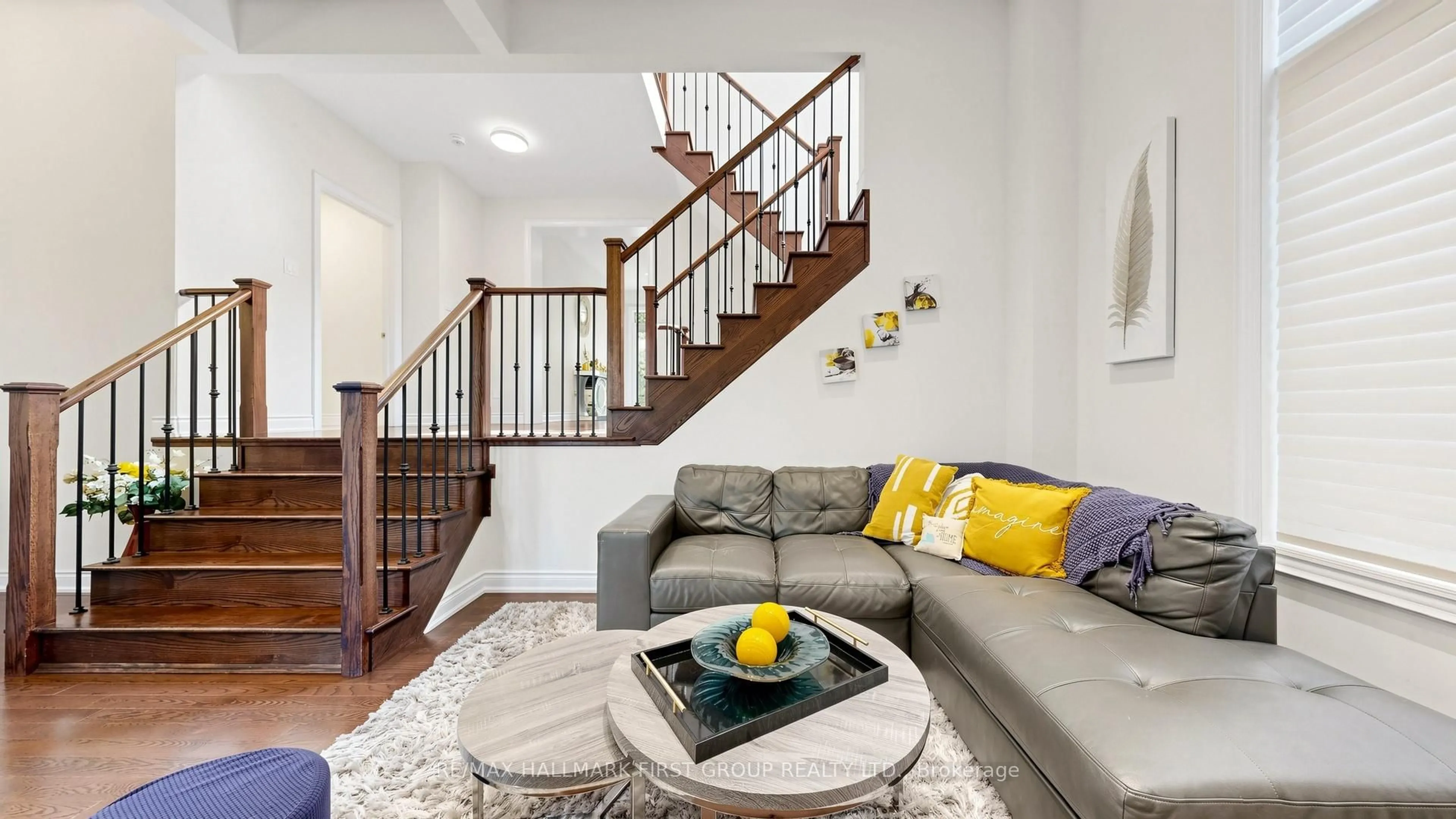Living room with furniture, unknown for 40 Hackett St, East Gwillimbury Ontario L9N 0P8