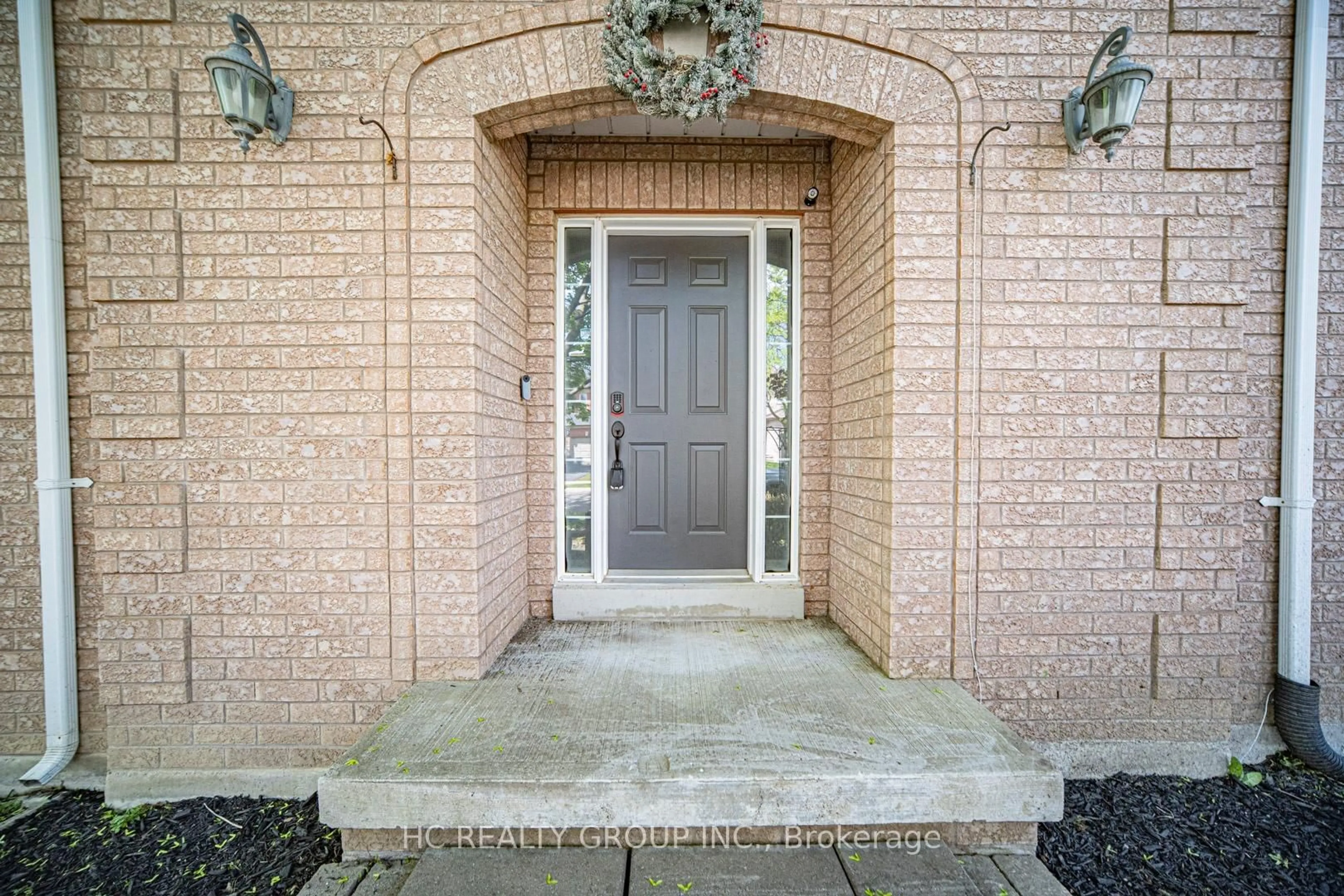 Indoor entryway for 483 Menczel Cres, Newmarket Ontario L3X 2P6