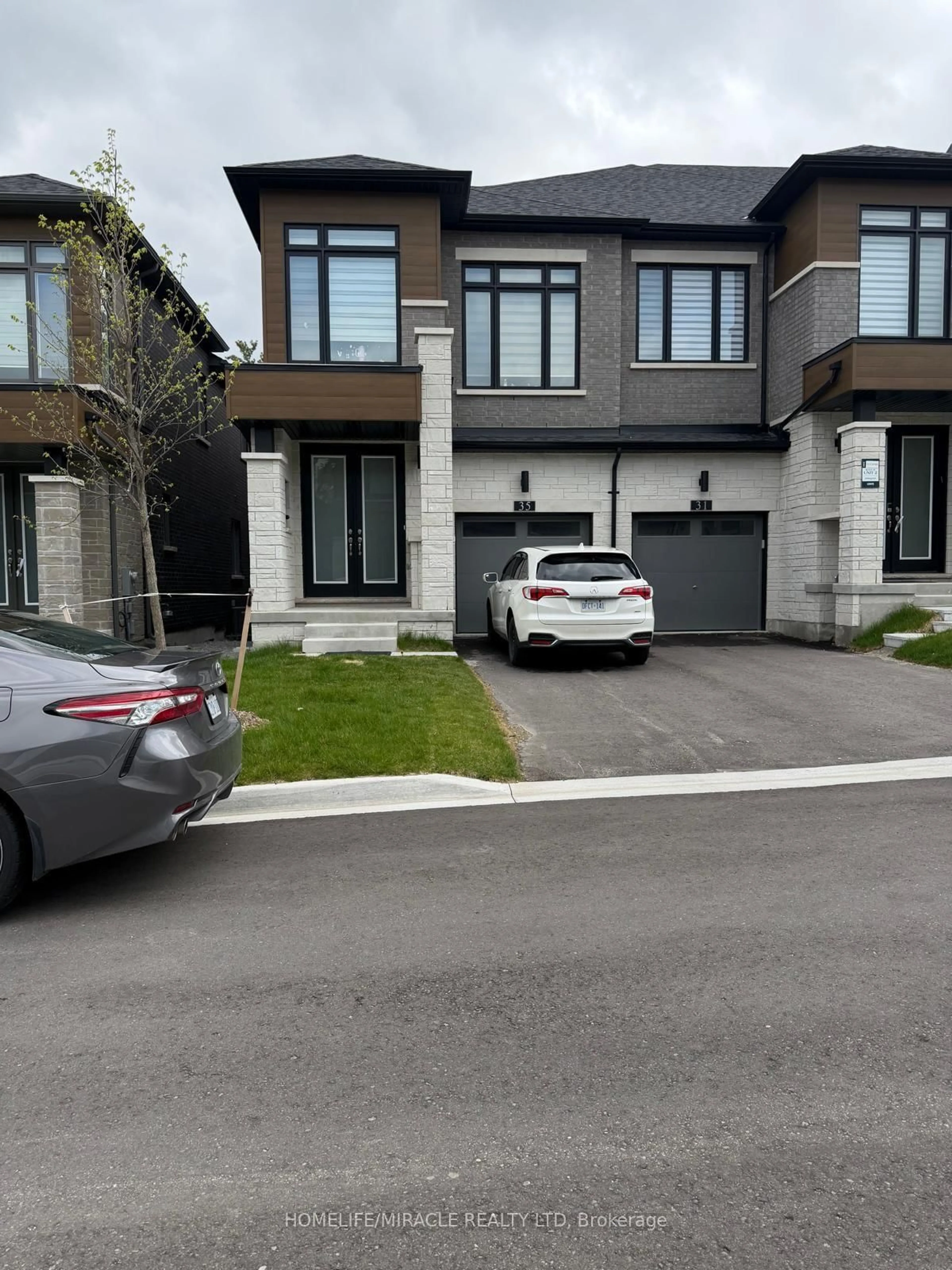 A pic from outside/outdoor area/front of a property/back of a property/a pic from drone, street for 35 Rumi Crt, Vaughan Ontario L6A 5E5