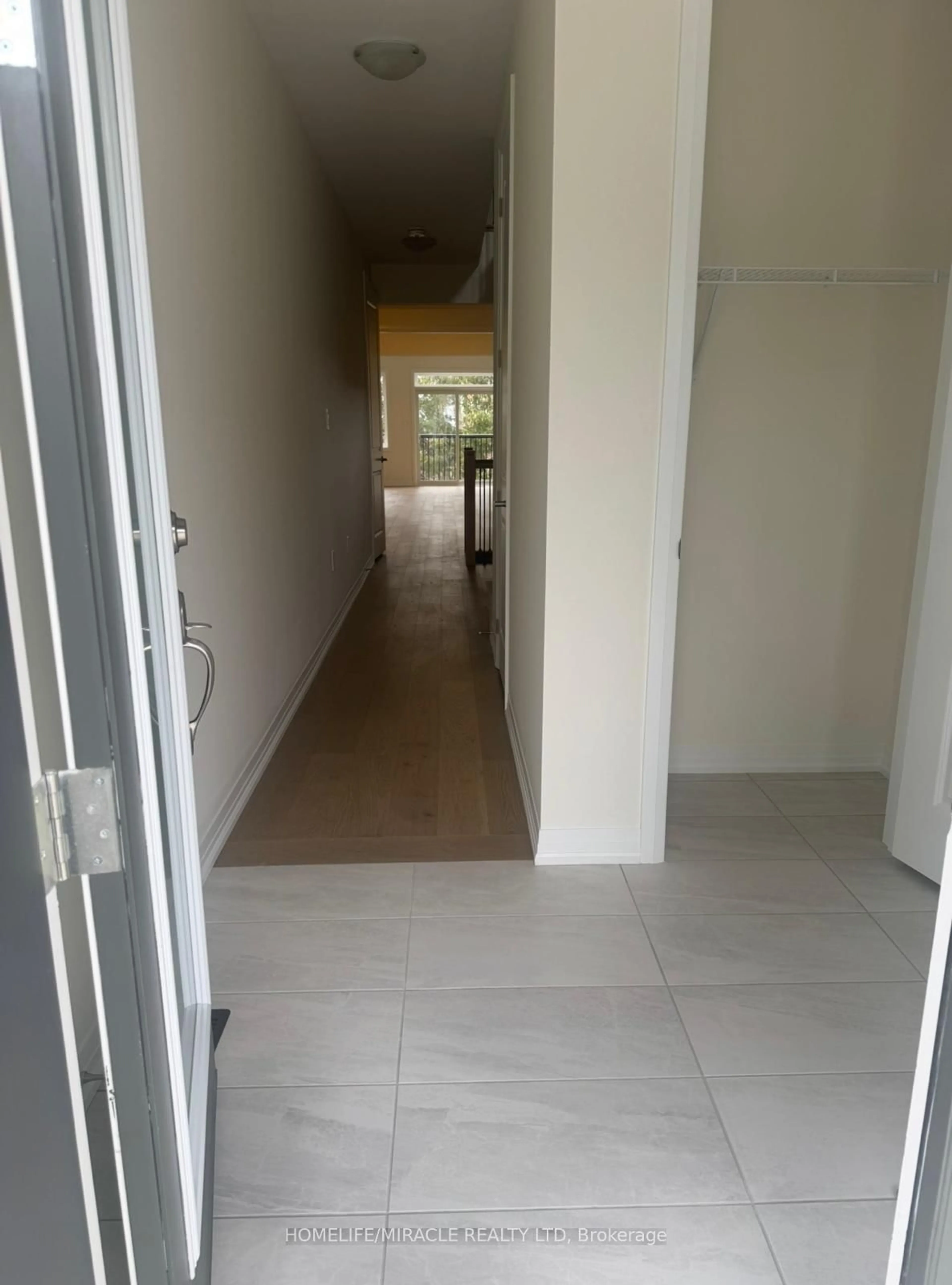 Indoor foyer for 35 Rumi Crt, Vaughan Ontario L6A 5E5