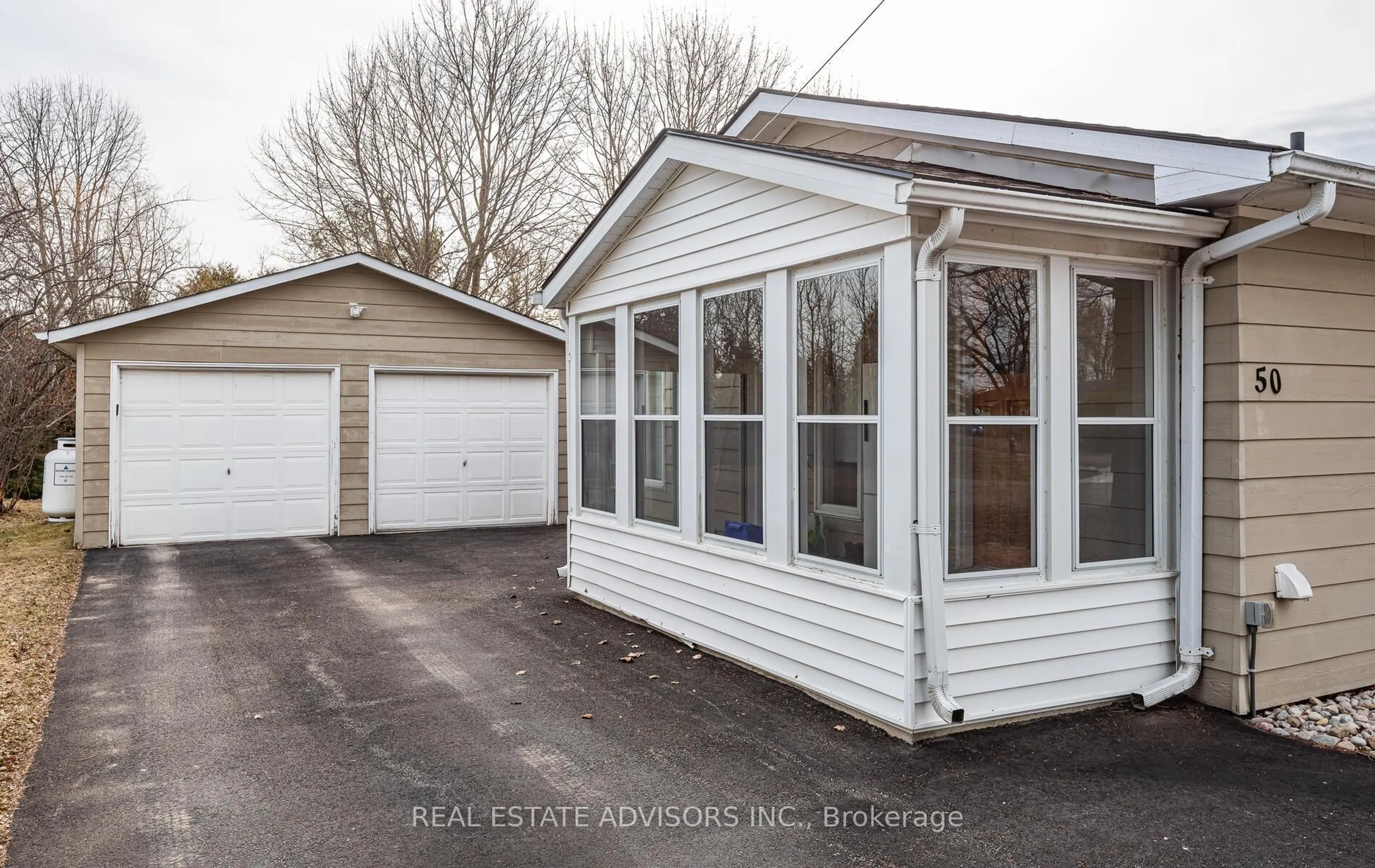 Indoor garage for 50 Juno Cres, Georgina Ontario L0E 1R0