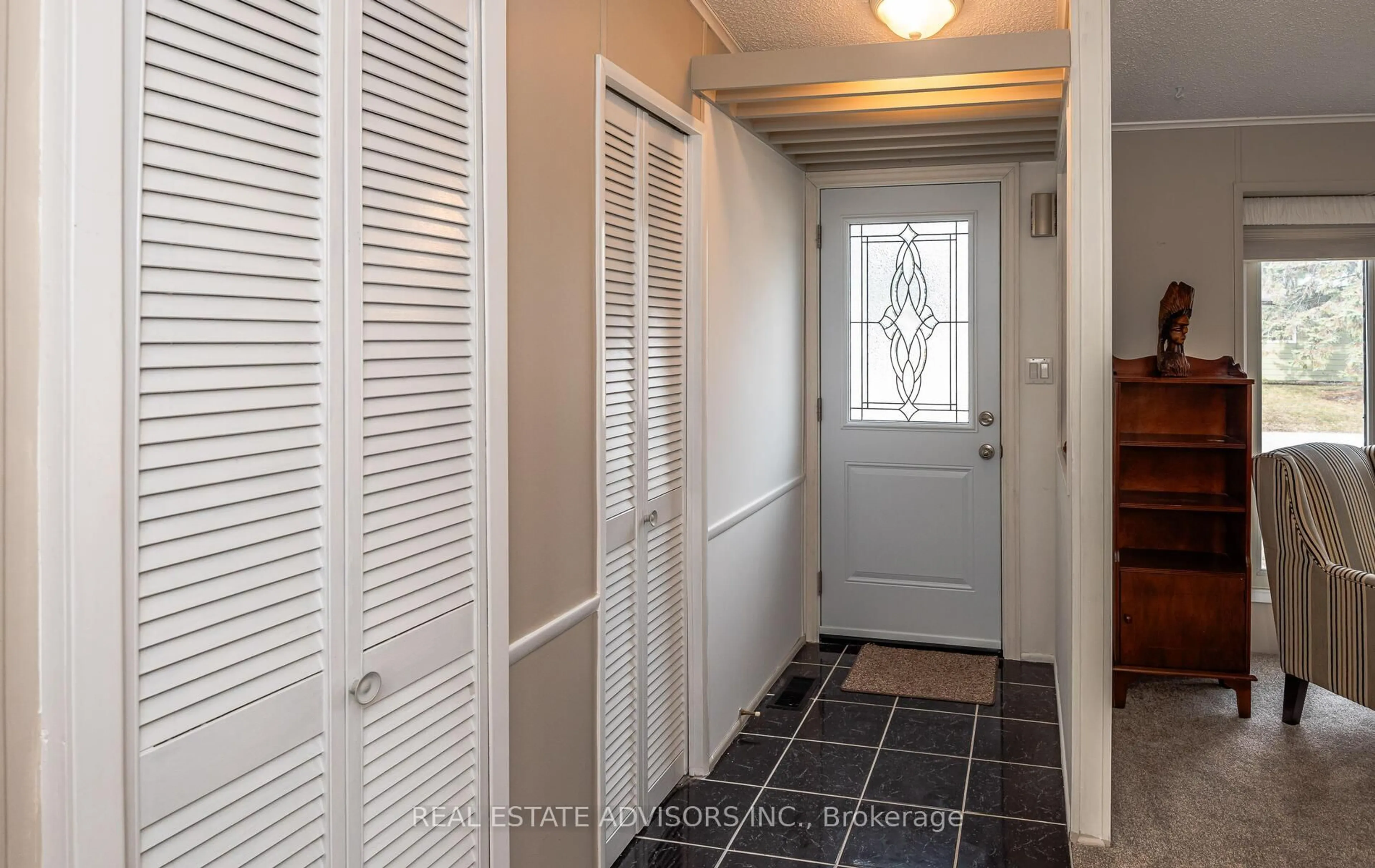 Indoor entryway for 50 Juno Cres, Georgina Ontario L0E 1R0