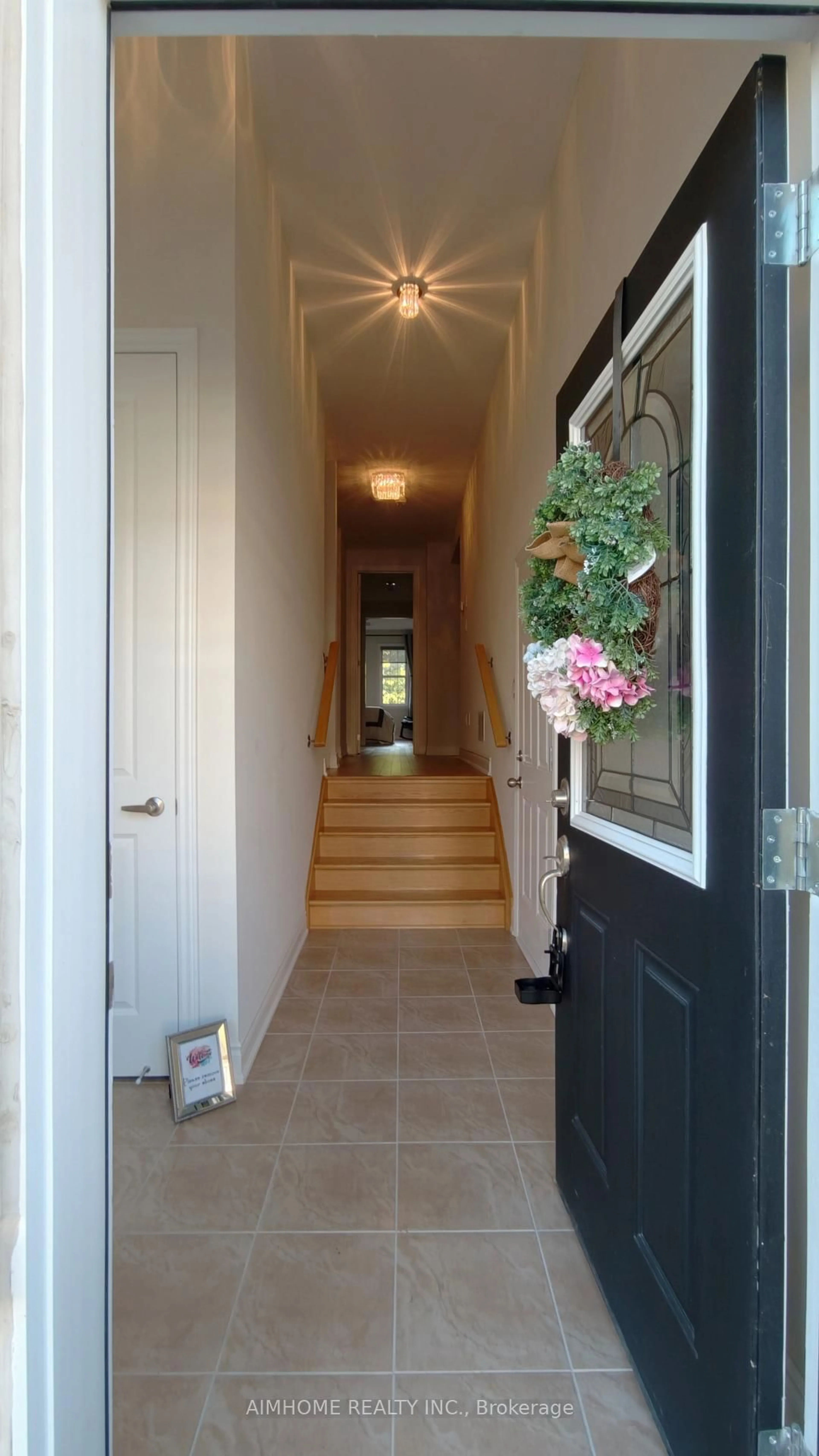 Indoor entryway for 44 Courting House Pl, Georgina Ontario L0E 1L0