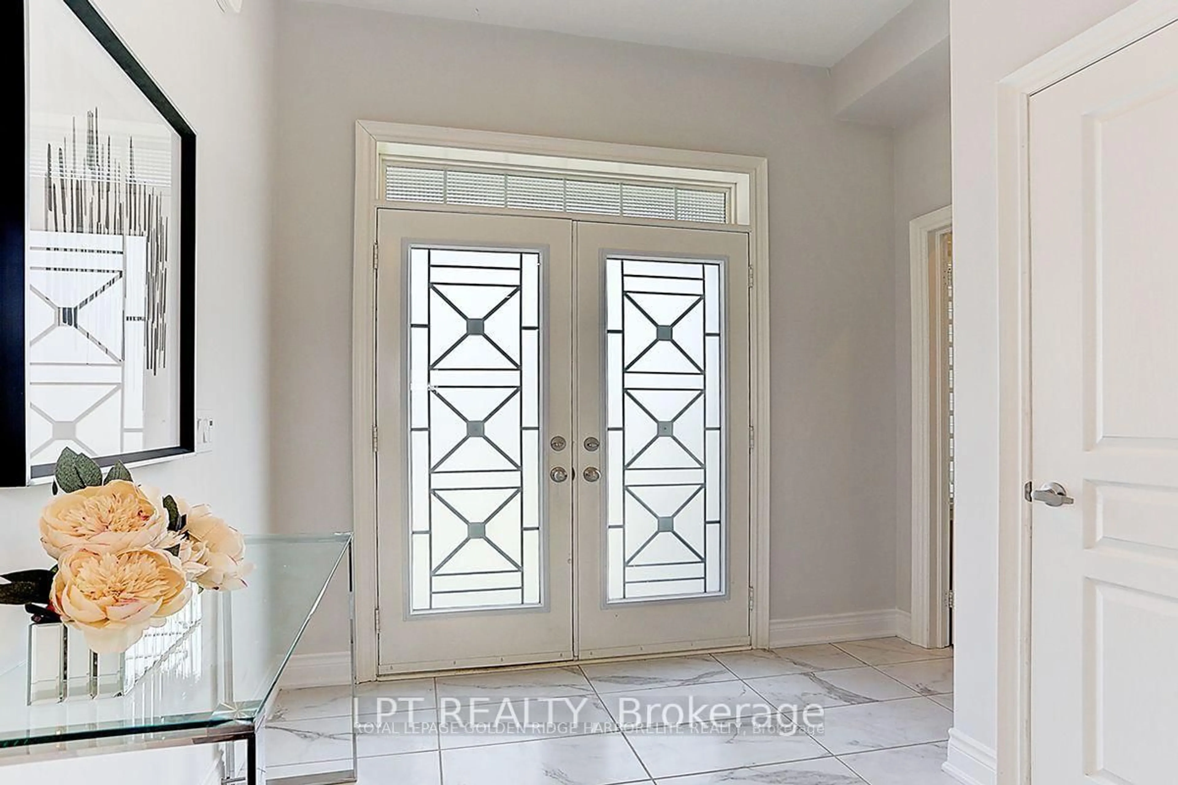 Indoor entryway for 12 Baleberry Cres, East Gwillimbury Ontario L9N 0P2