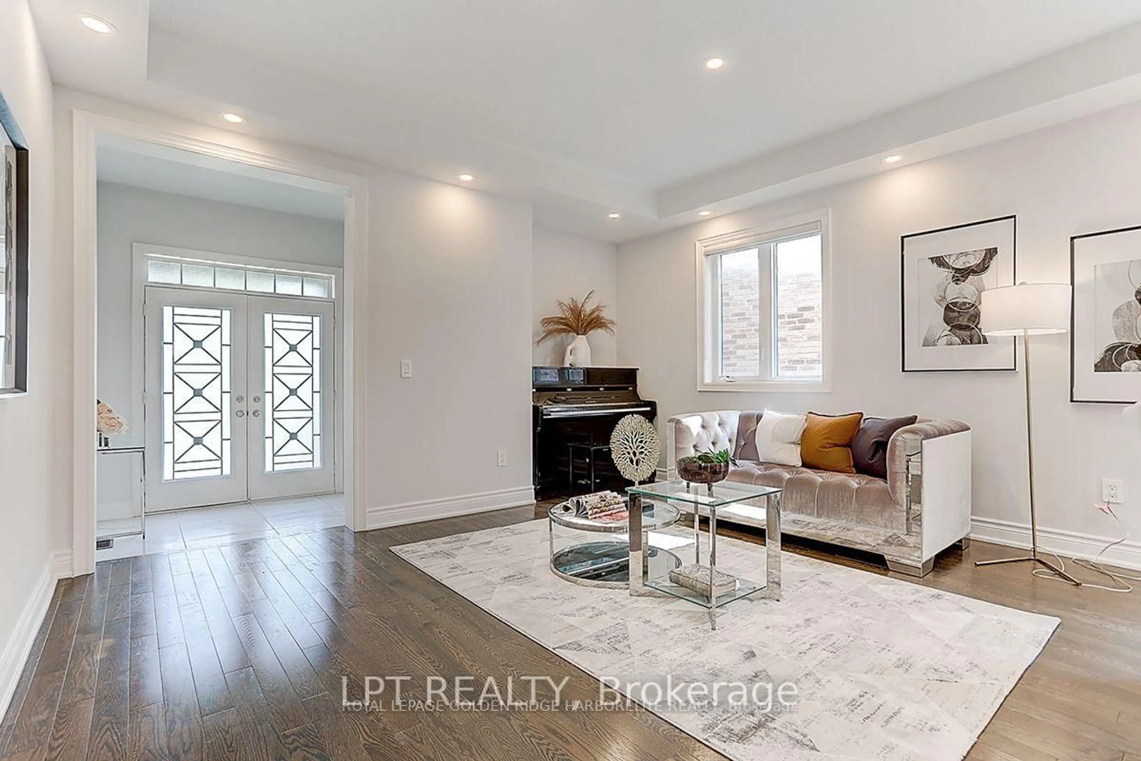 Living room with furniture, unknown for 12 Baleberry Cres, East Gwillimbury Ontario L9N 0P2