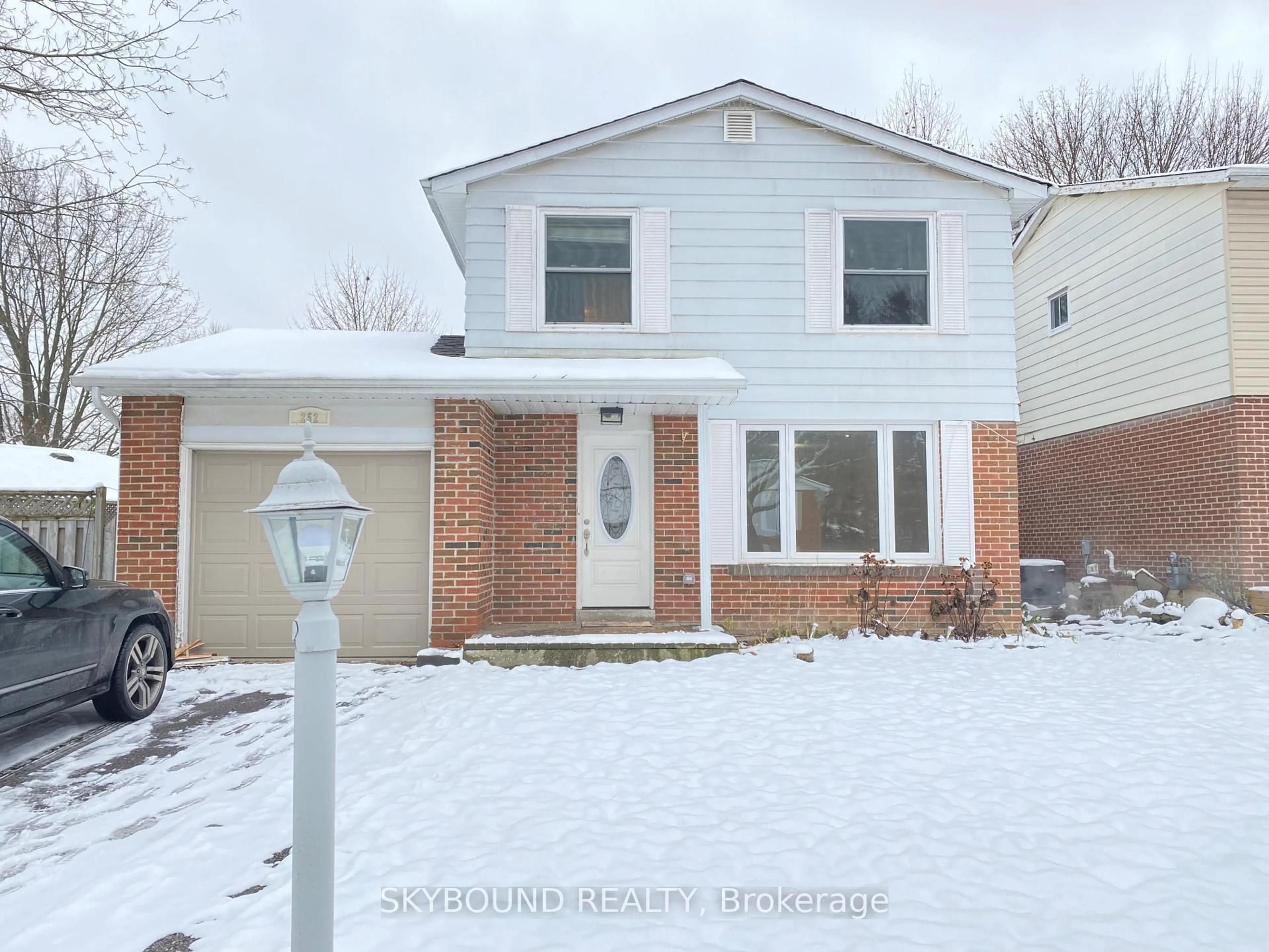 Home with brick exterior material, street for 252 William Roe Blvd, Newmarket Ontario L3Y 1B5