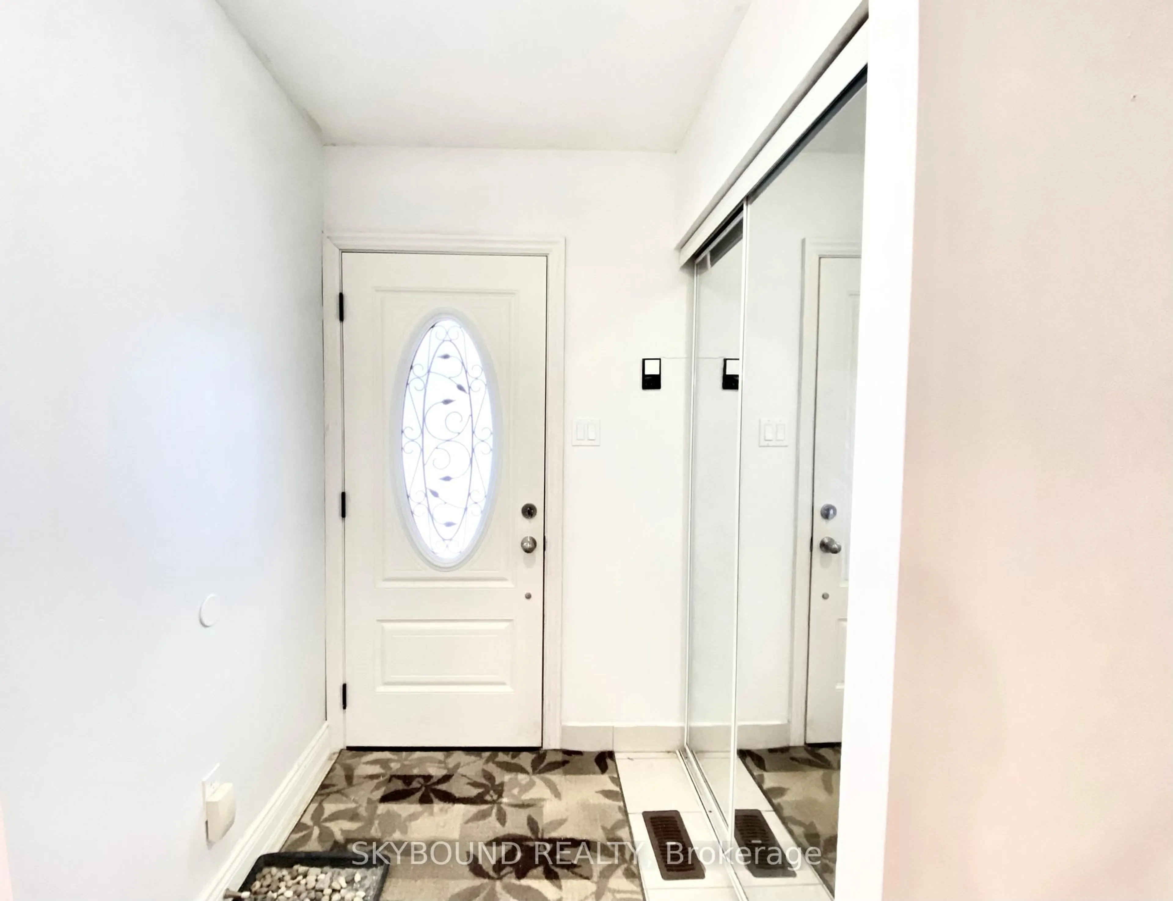 Indoor entryway for 252 William Roe Blvd, Newmarket Ontario L3Y 1B5
